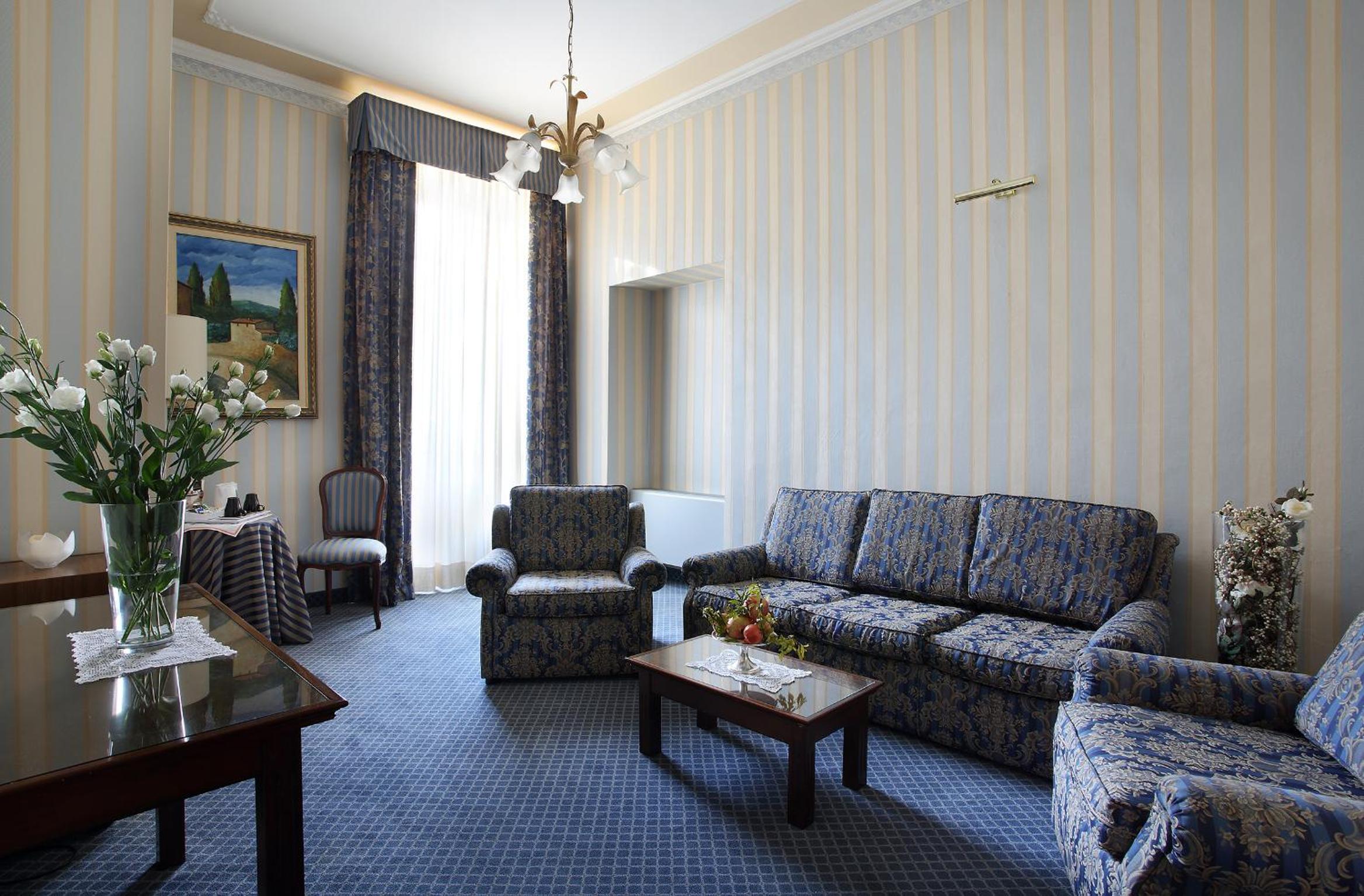 Suite - Photo 3