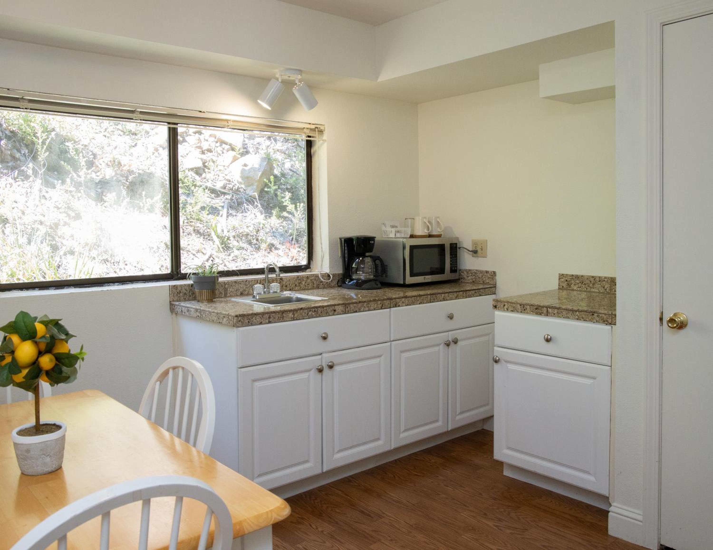 Suite - Photo 5
