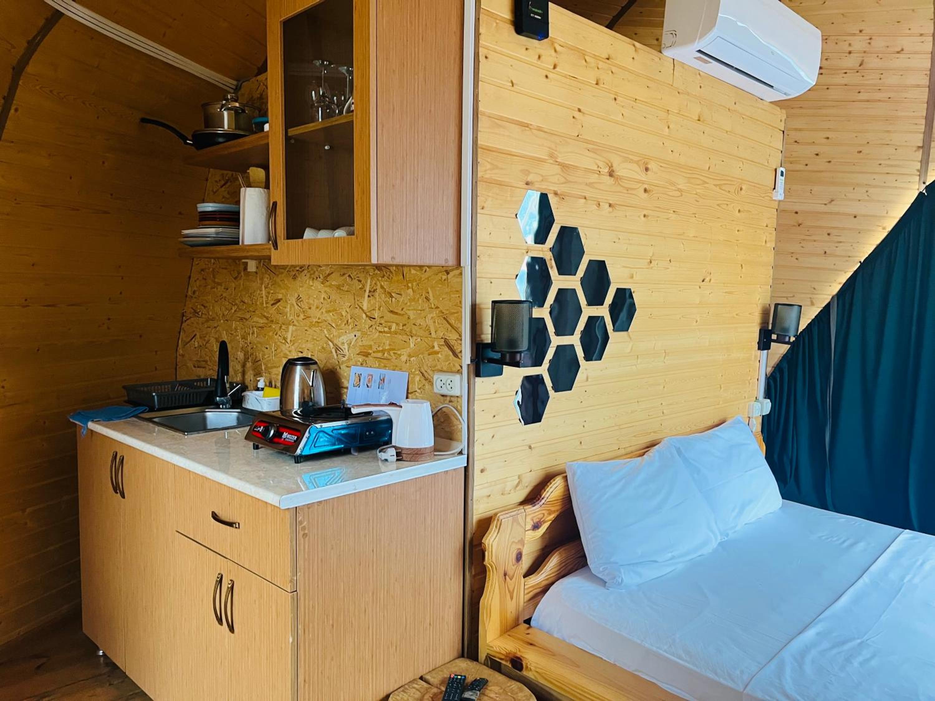 Deluxe Queen Room - Photo 1