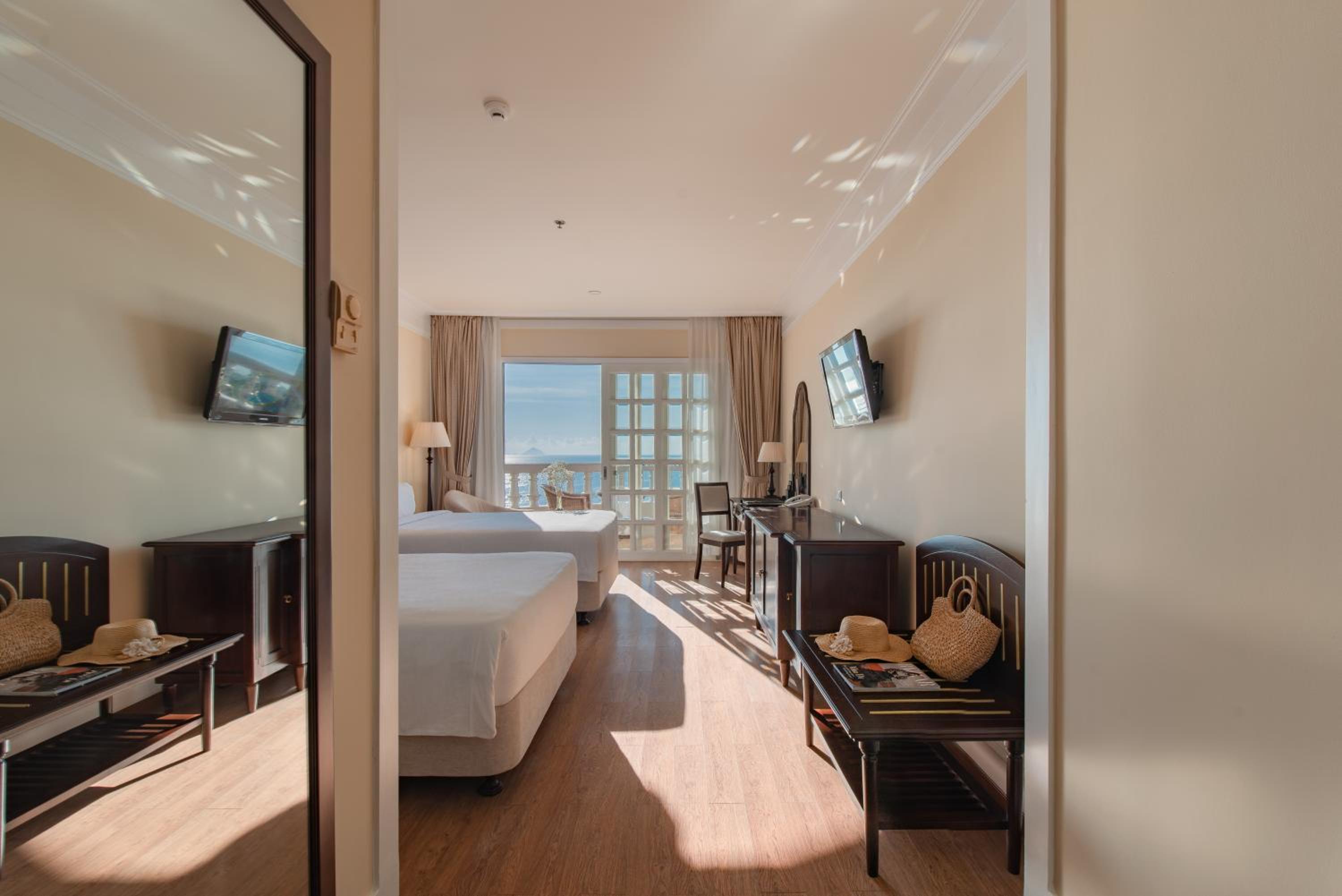 Deluxe Ocean Twin with Balcony - Photo 8