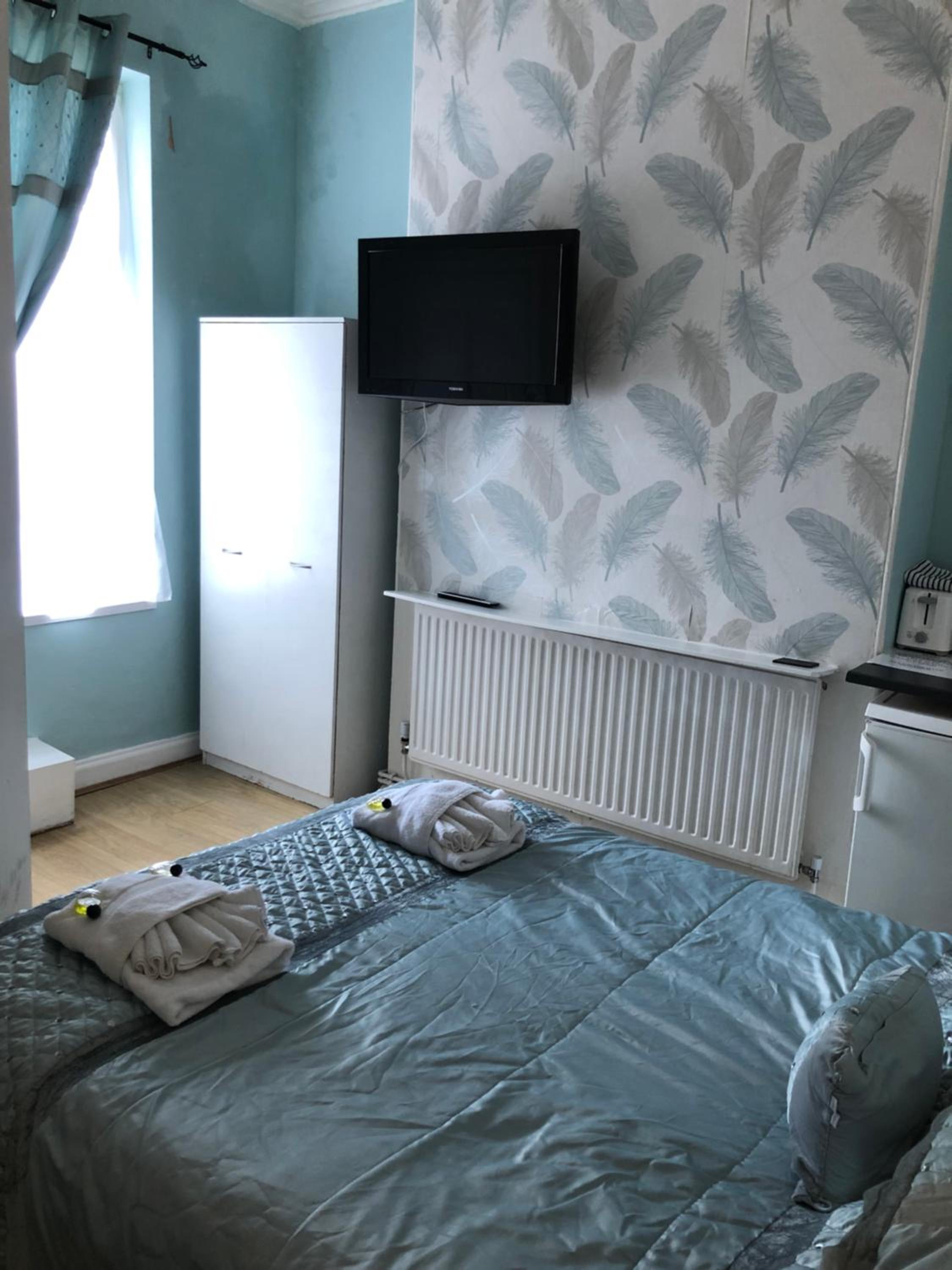 Deluxe Double Room with Shower - Photo 9