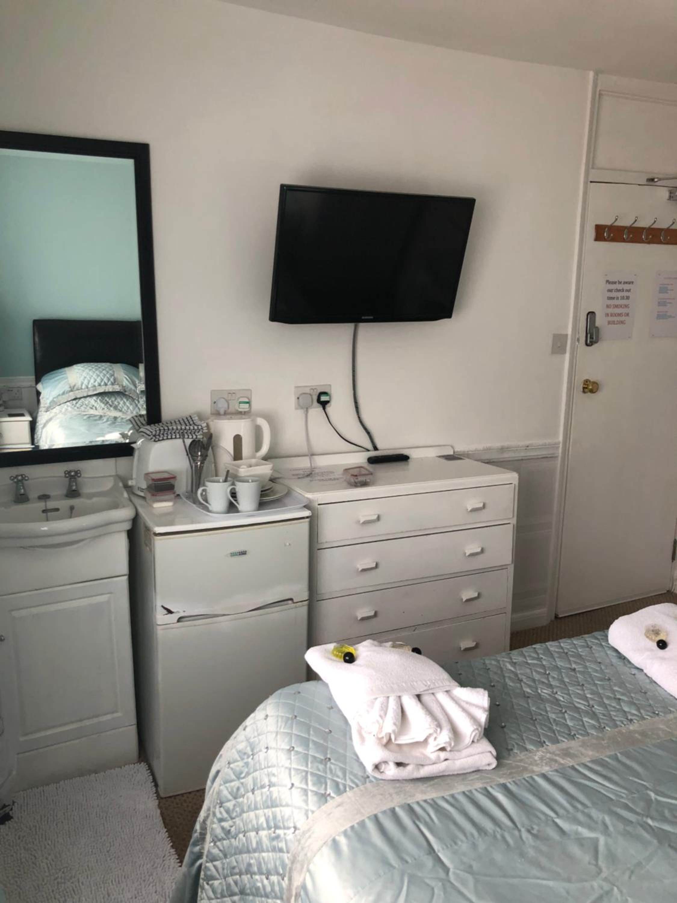 Budget Double Room photo 3