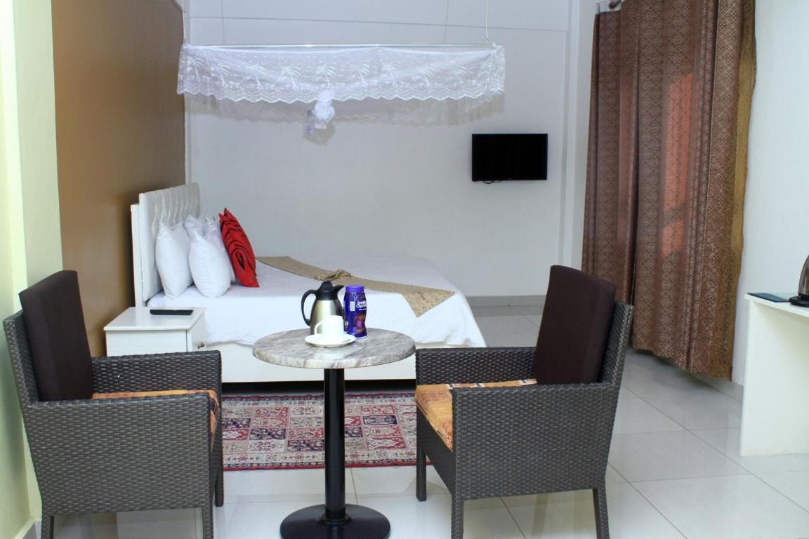 Deluxe Queen Suite photo 3