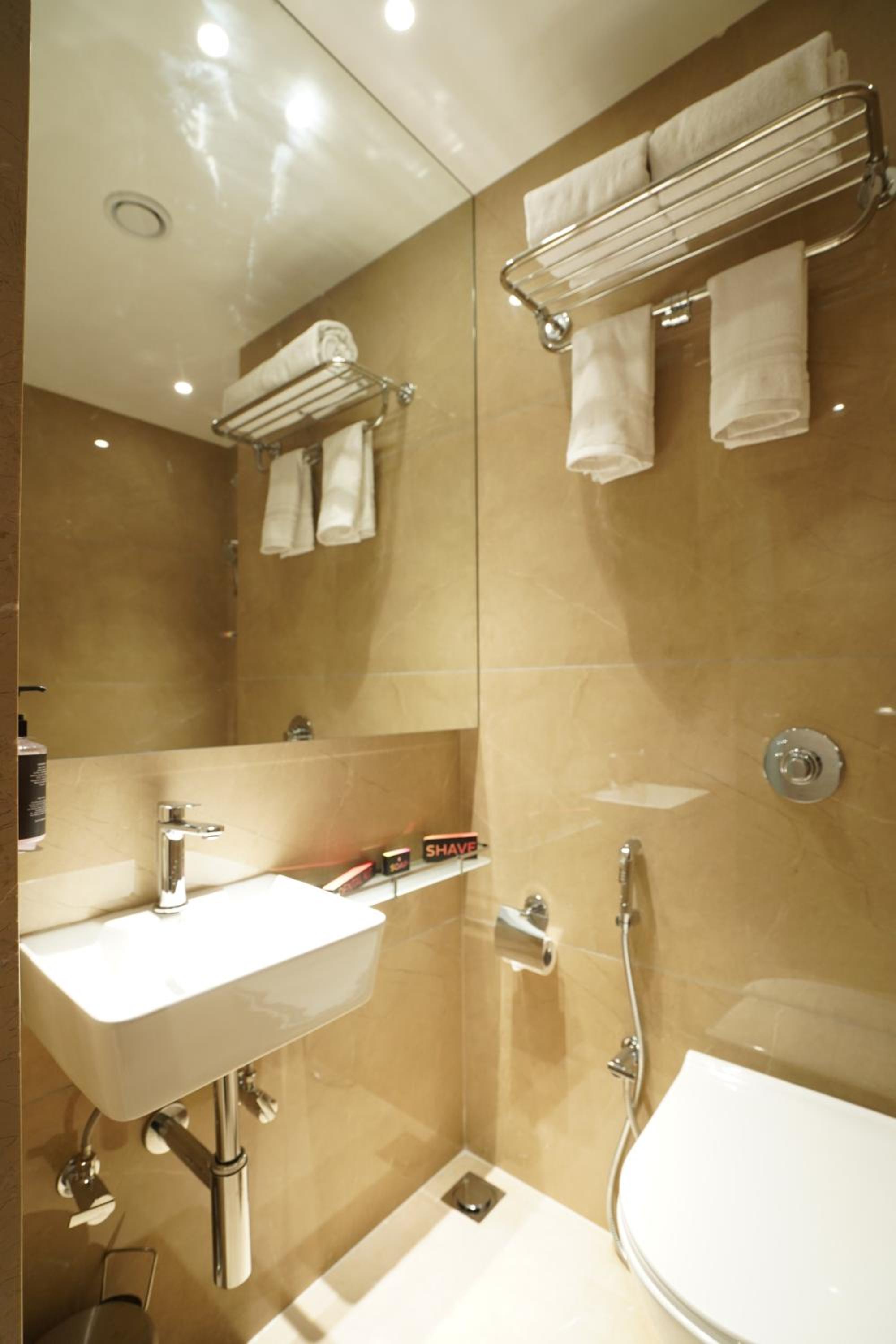 Luxe Queen Room - Photo 7