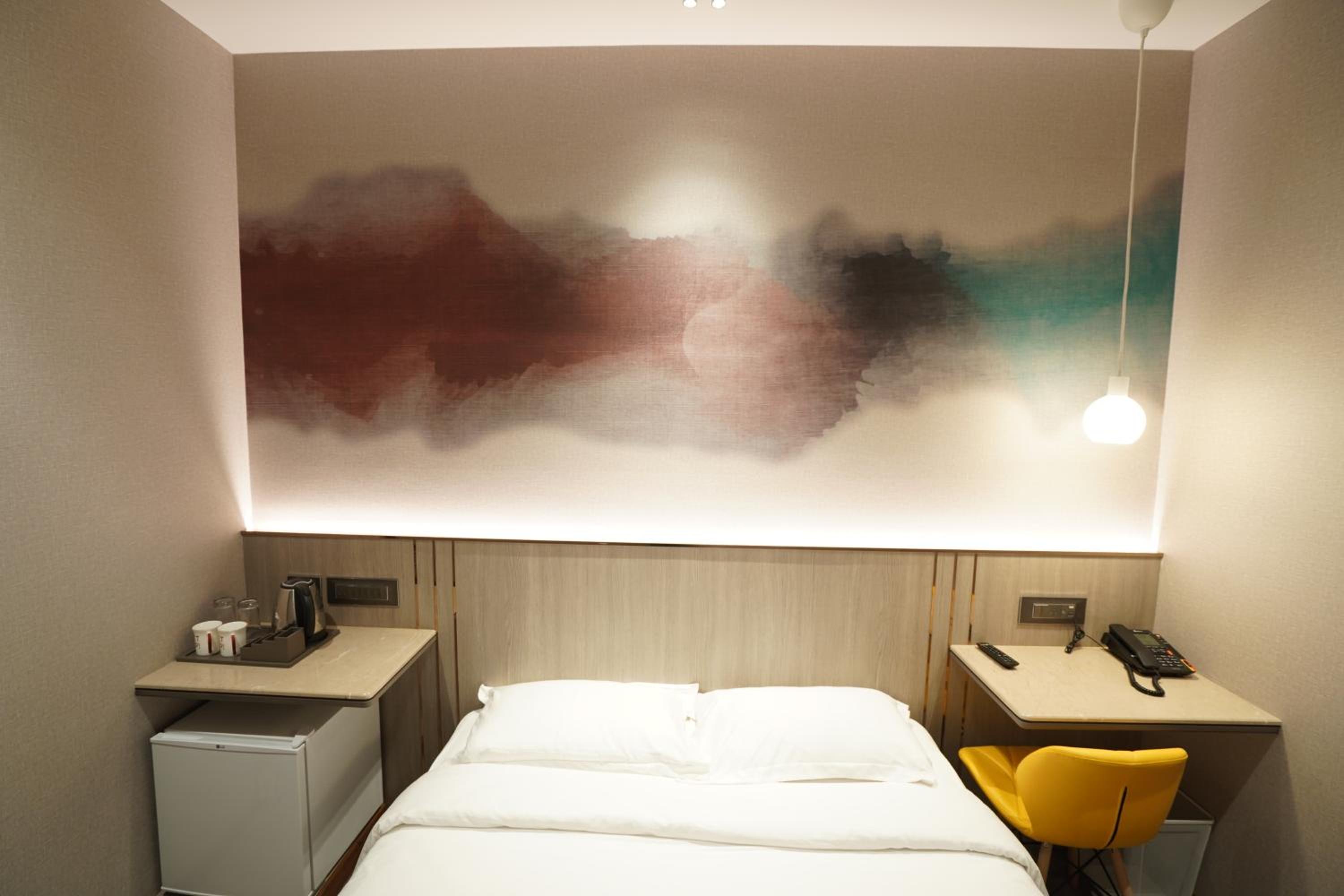 Luxe Queen Room - Photo 29