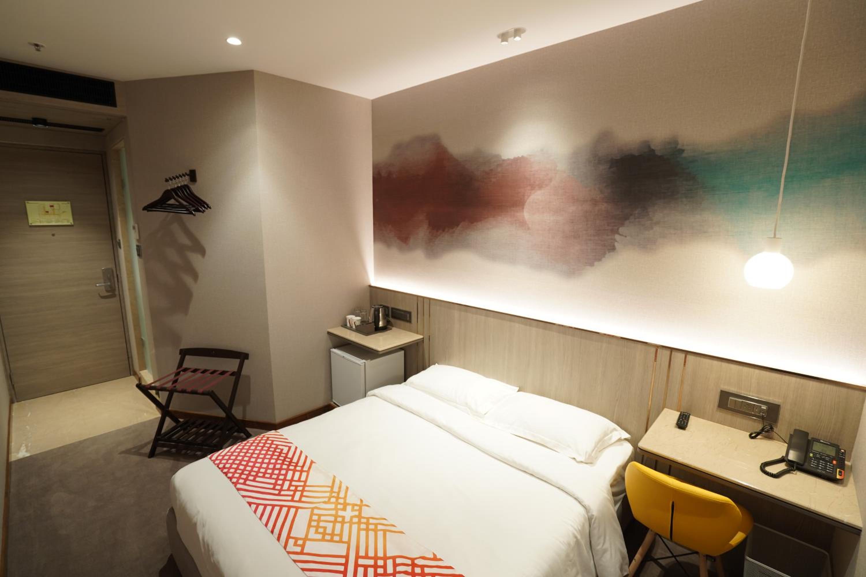 Luxe Queen Room - Photo 10