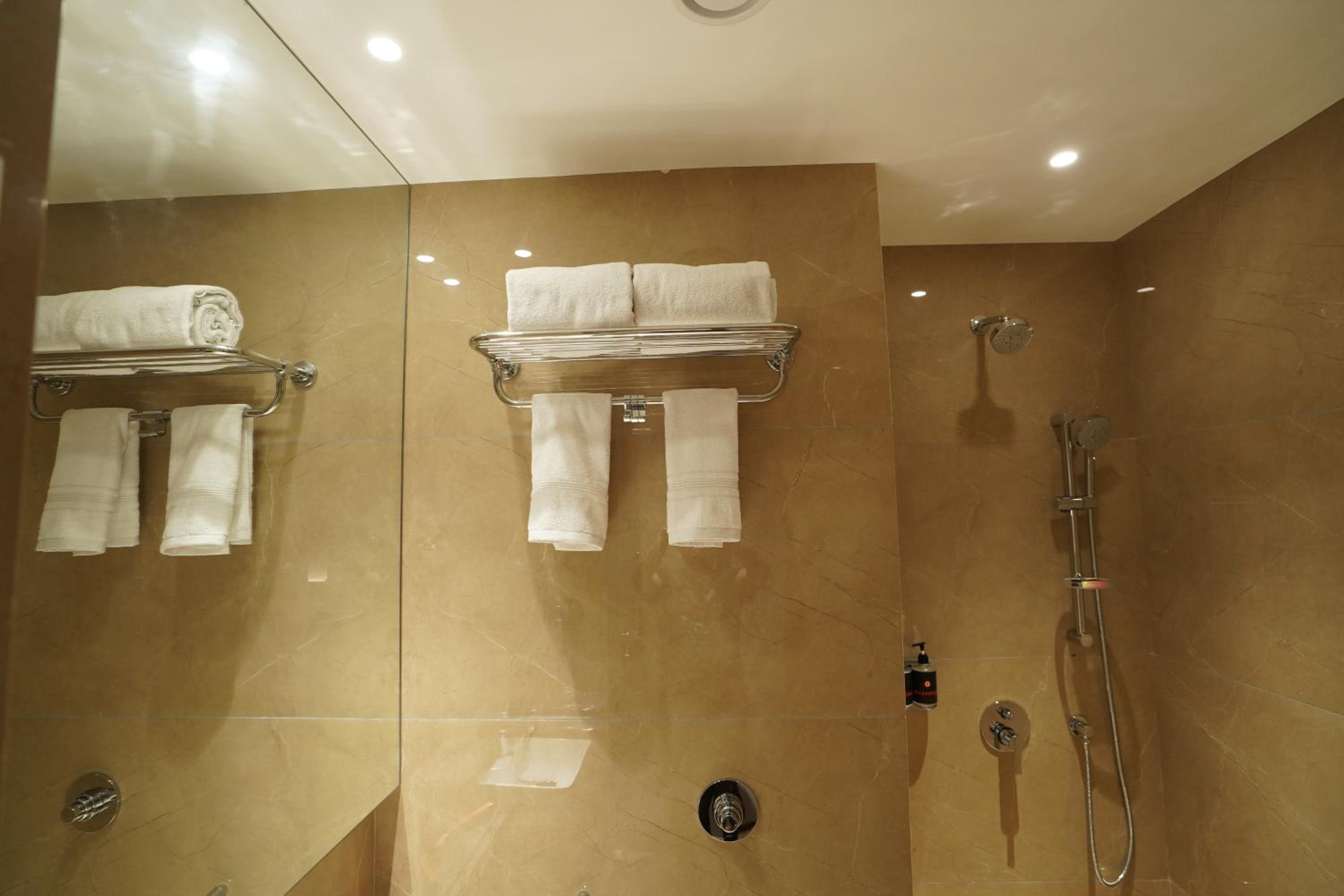 Luxe Queen Room - Photo 30