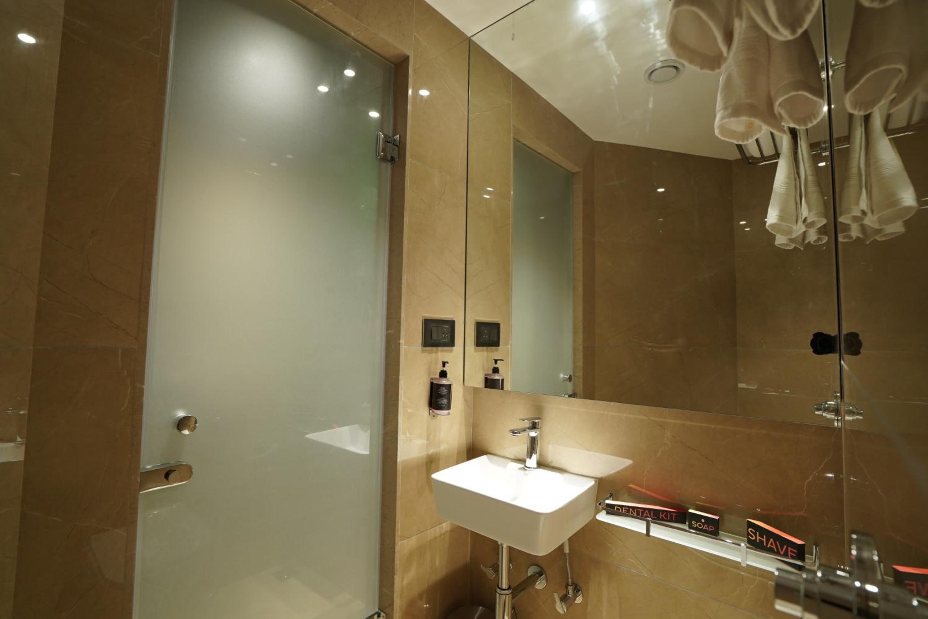 Luxe Queen Room - Photo 31