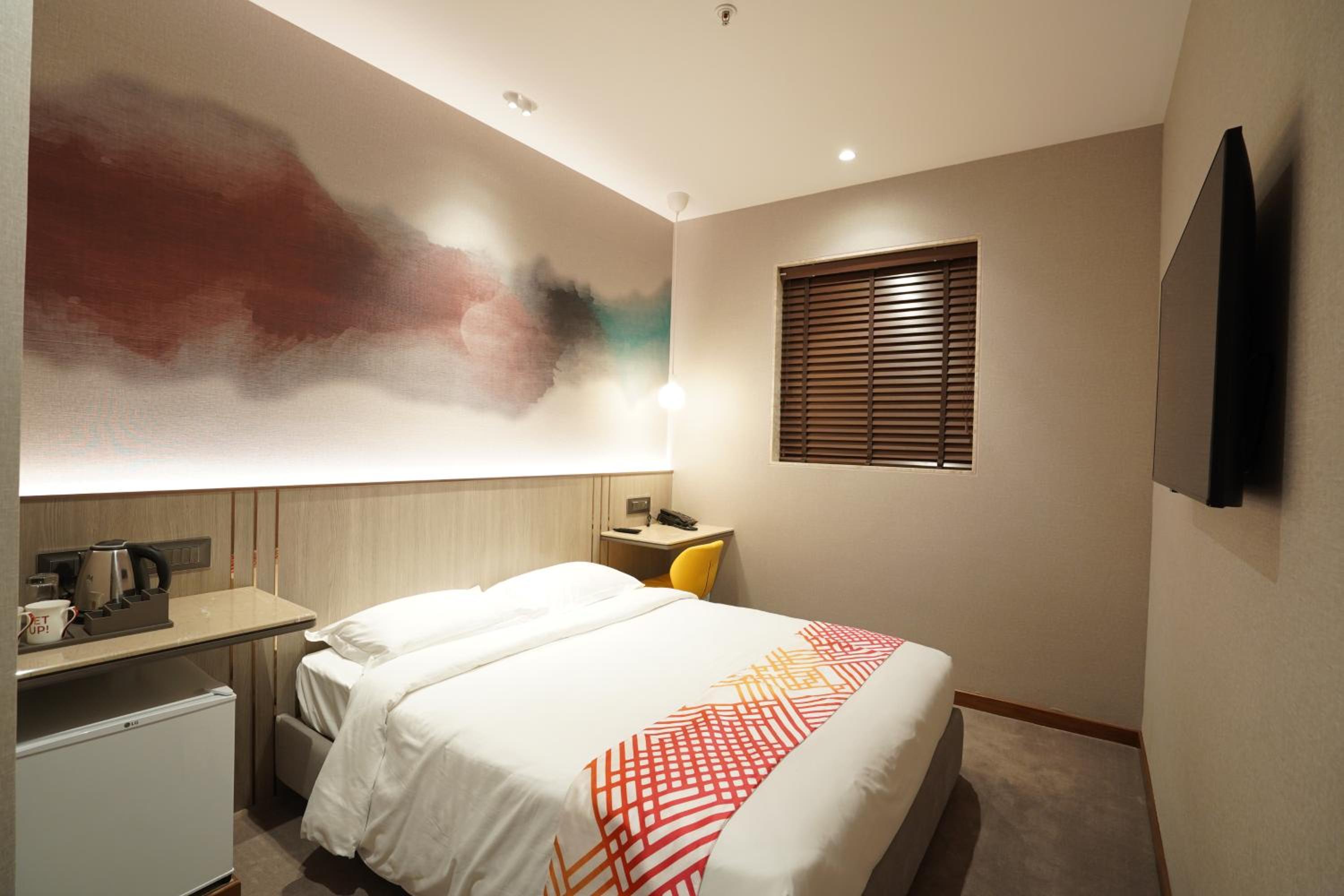 Luxe Queen Room - Photo 8