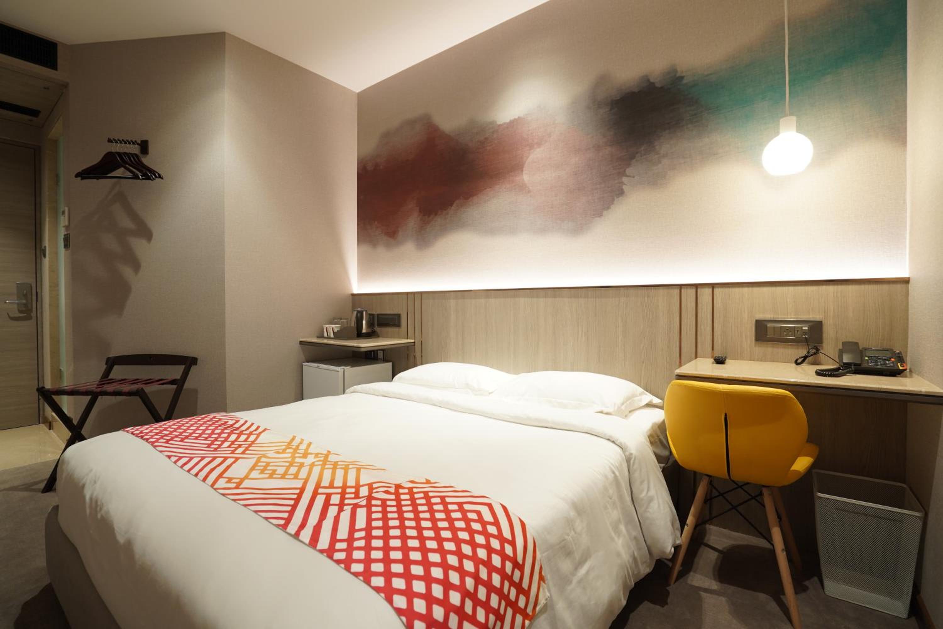 Luxe Queen Room - Photo 11