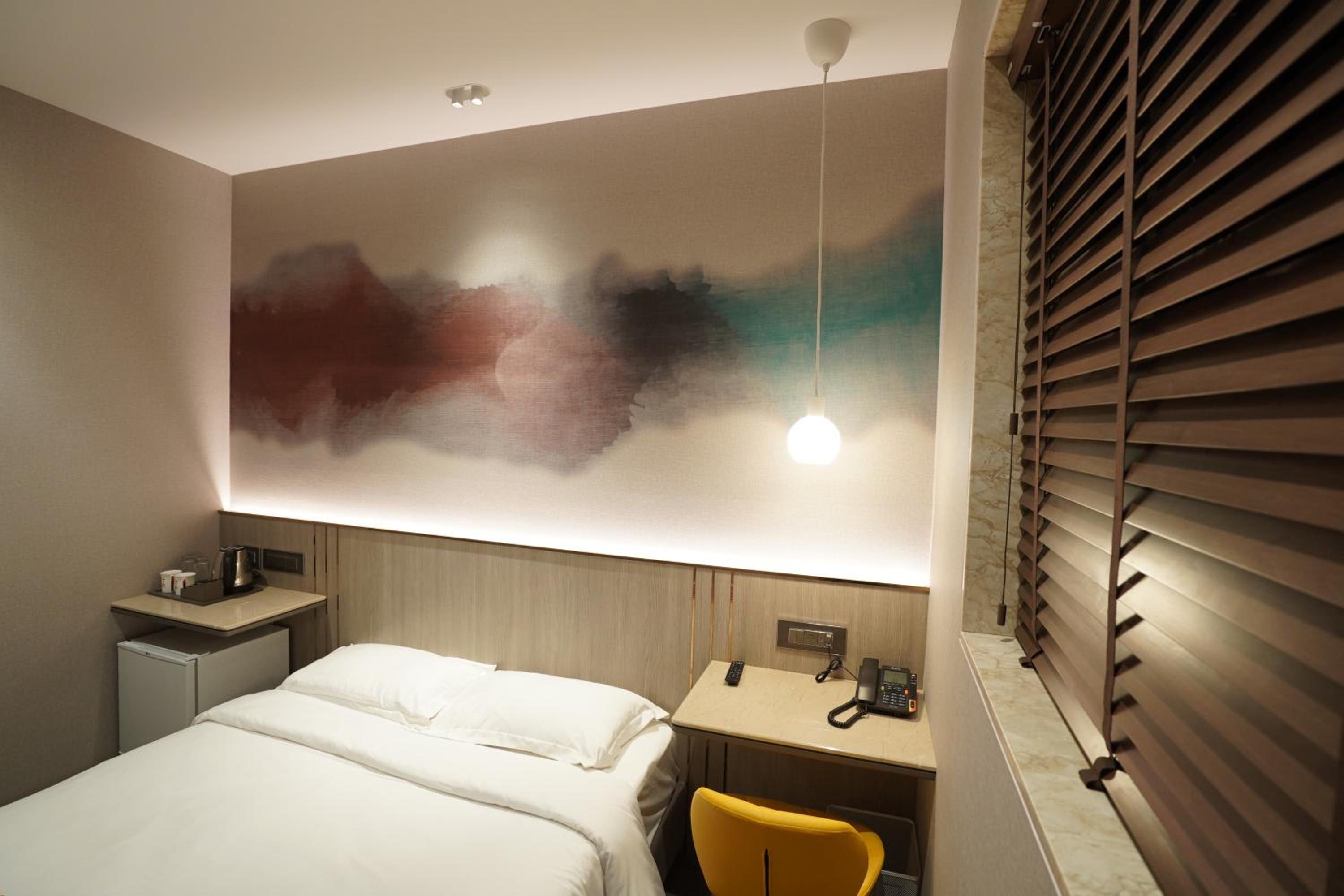 Luxe Queen Room - Photo 32