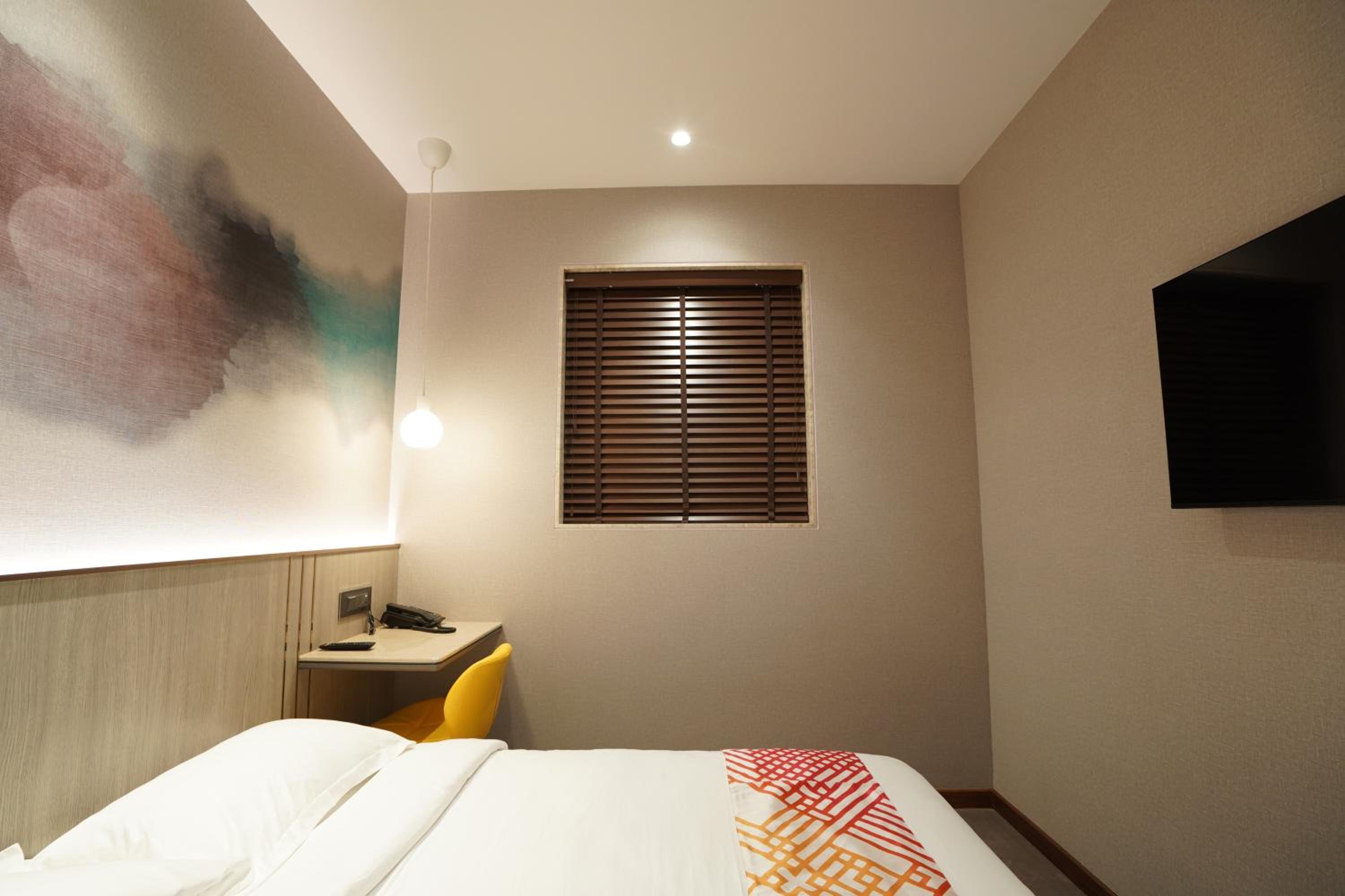 Luxe Queen Room - Photo 9