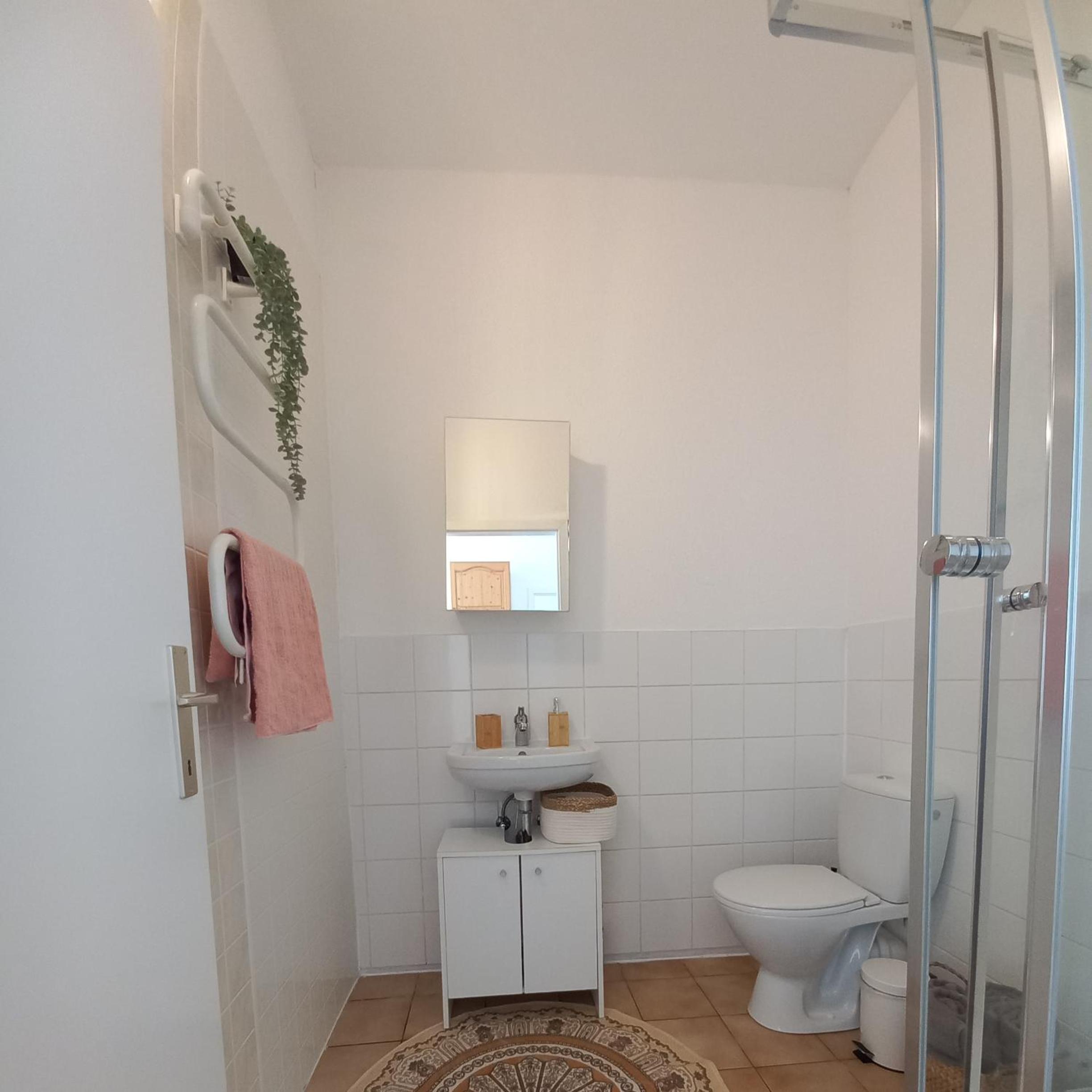 One-Bedroom Ground Floor Apartment - Photo 5