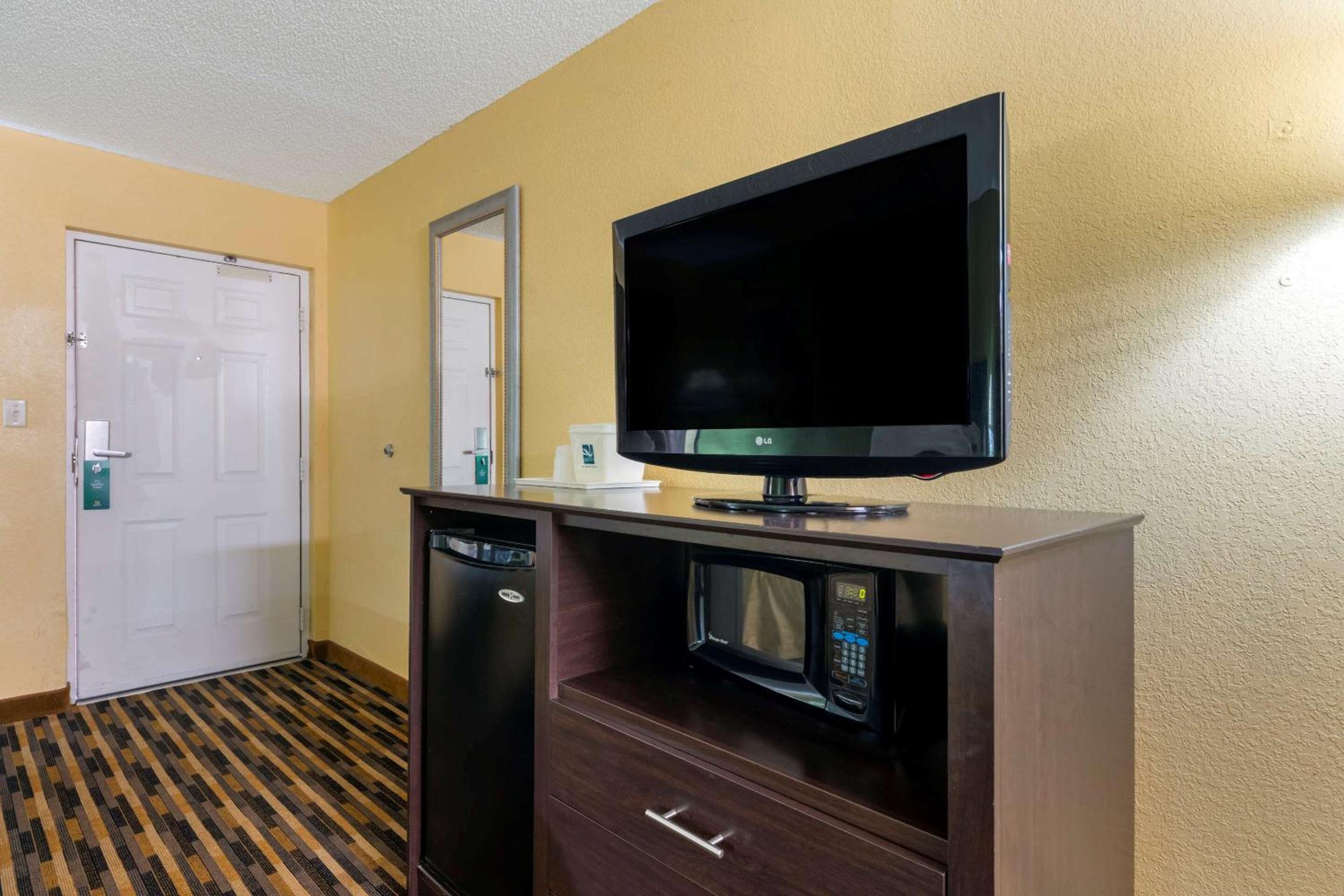 Queen Room with Two Queen Beds - Non-Smoking - Photo 3