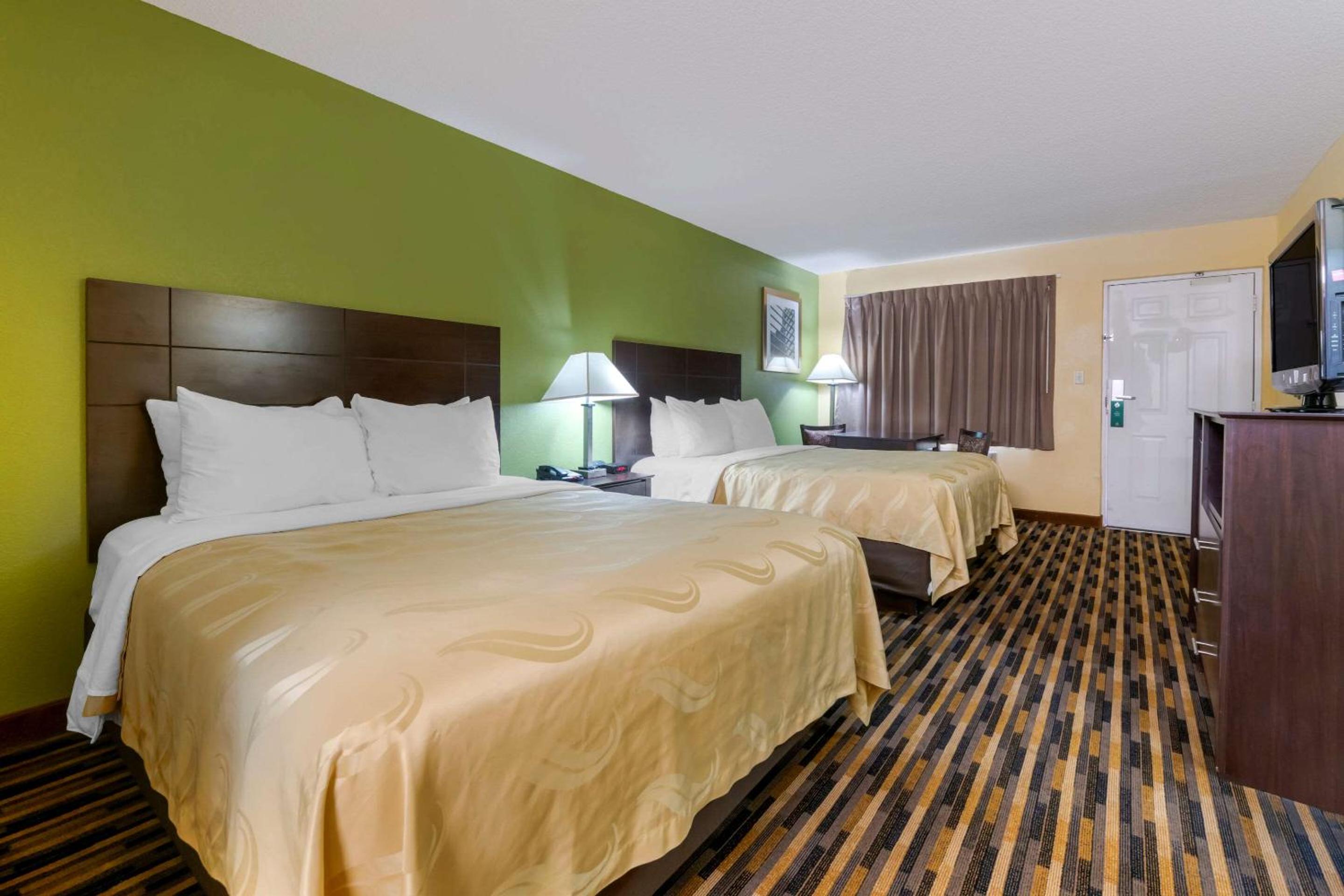 Queen Room with Two Queen Beds - Non-Smoking - Photo 2
