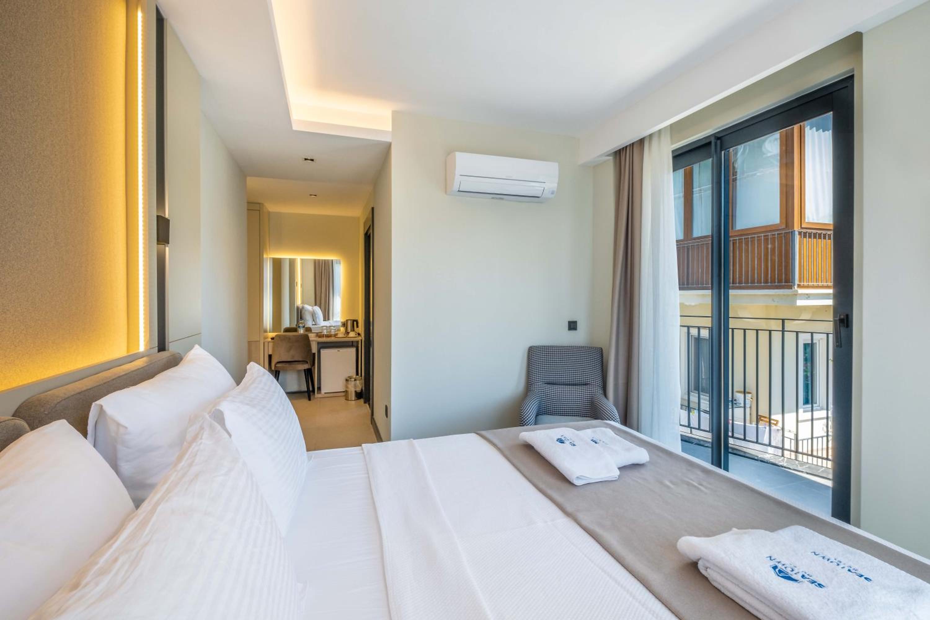 Deluxe Room - Photo 8