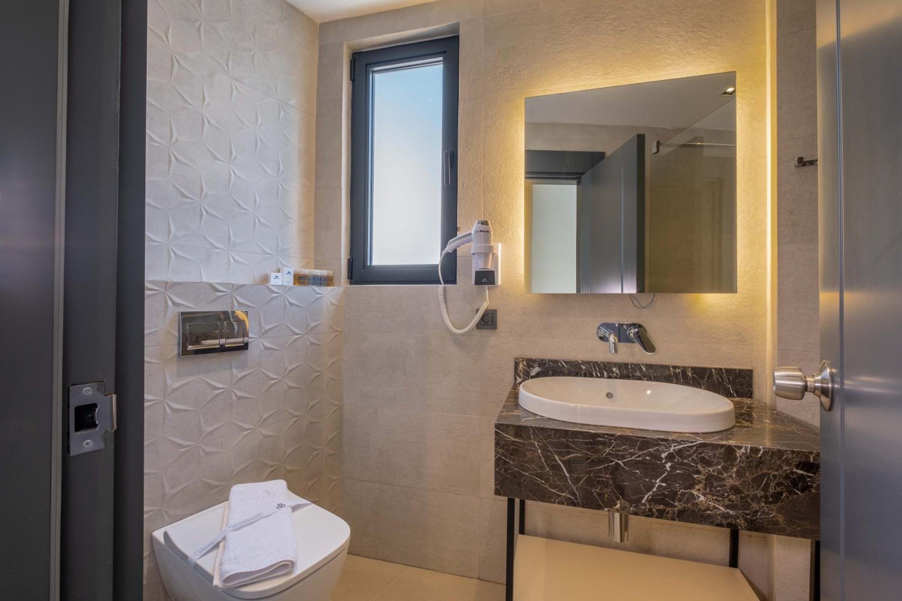 Deluxe Room - Photo 9
