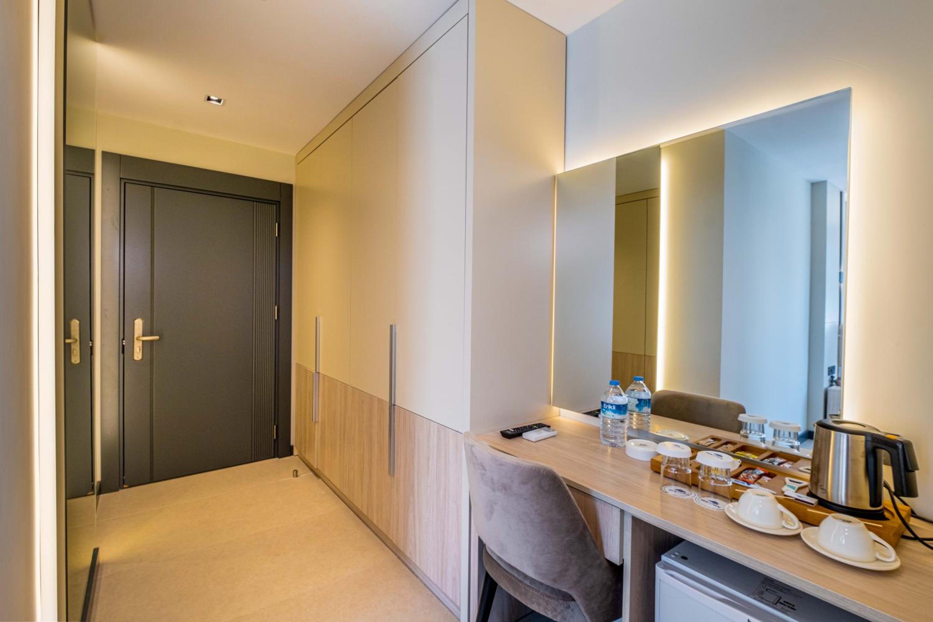 Deluxe Room - Photo 10