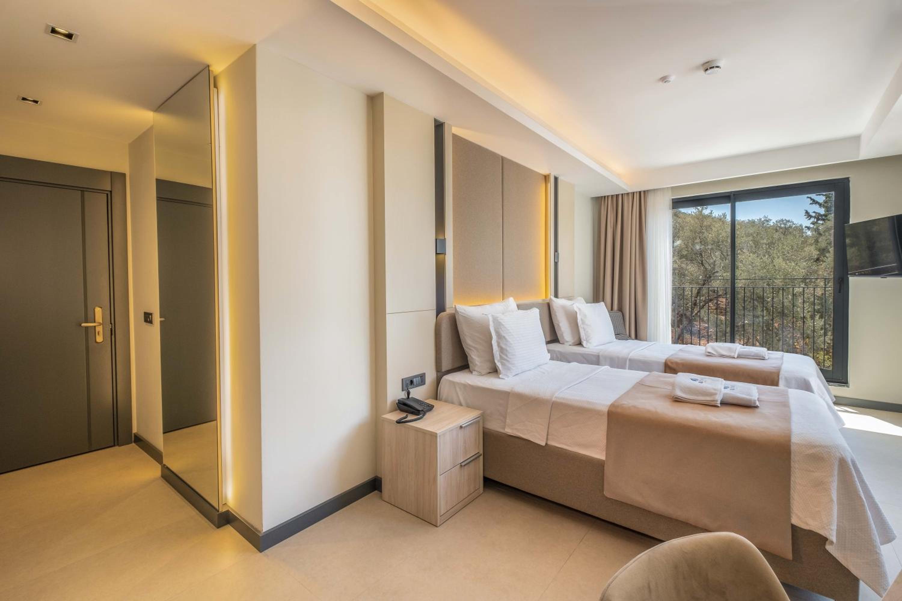Deluxe Twin Room - Photo 11