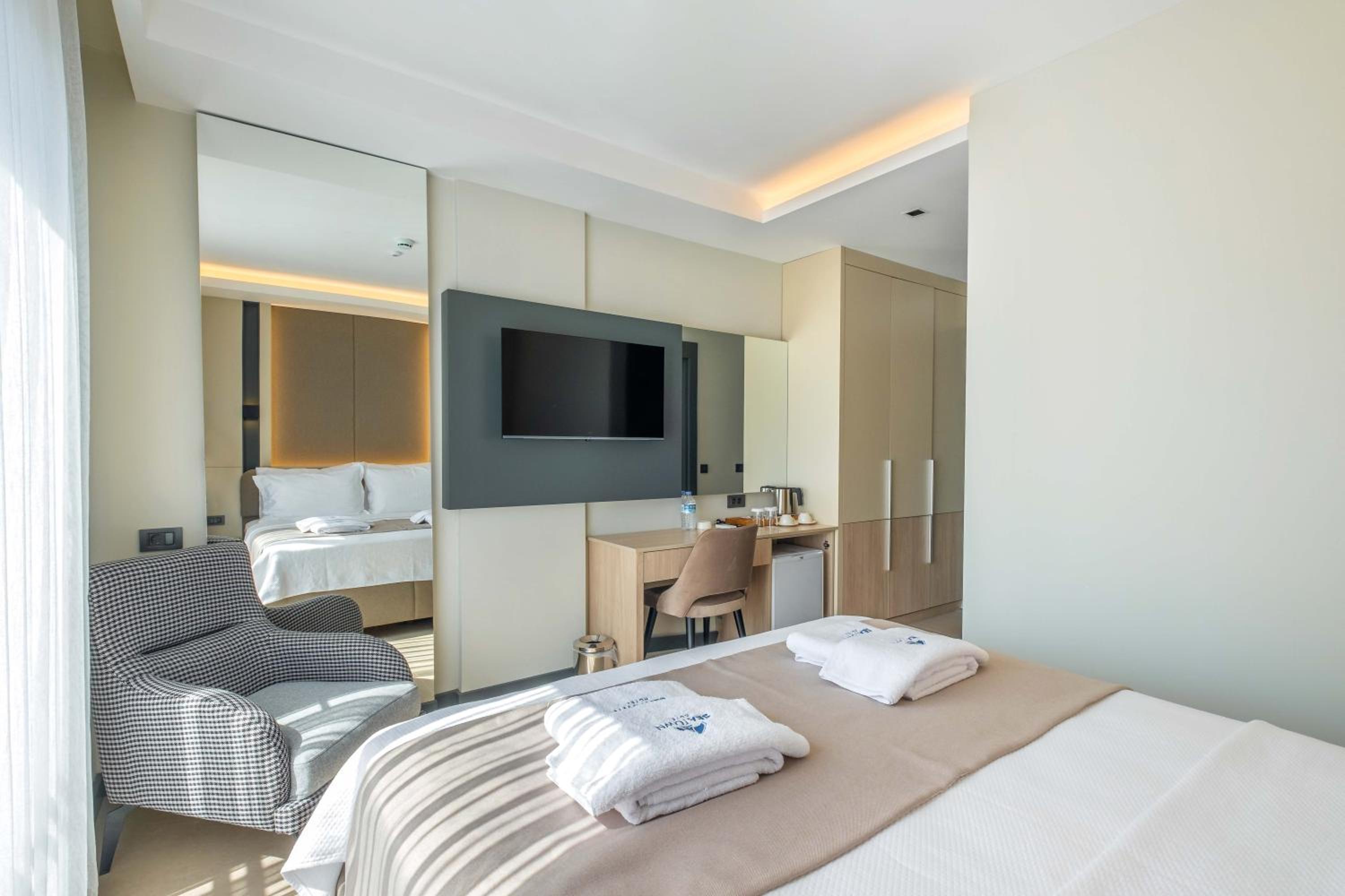 Standard Double Room - Photo 9