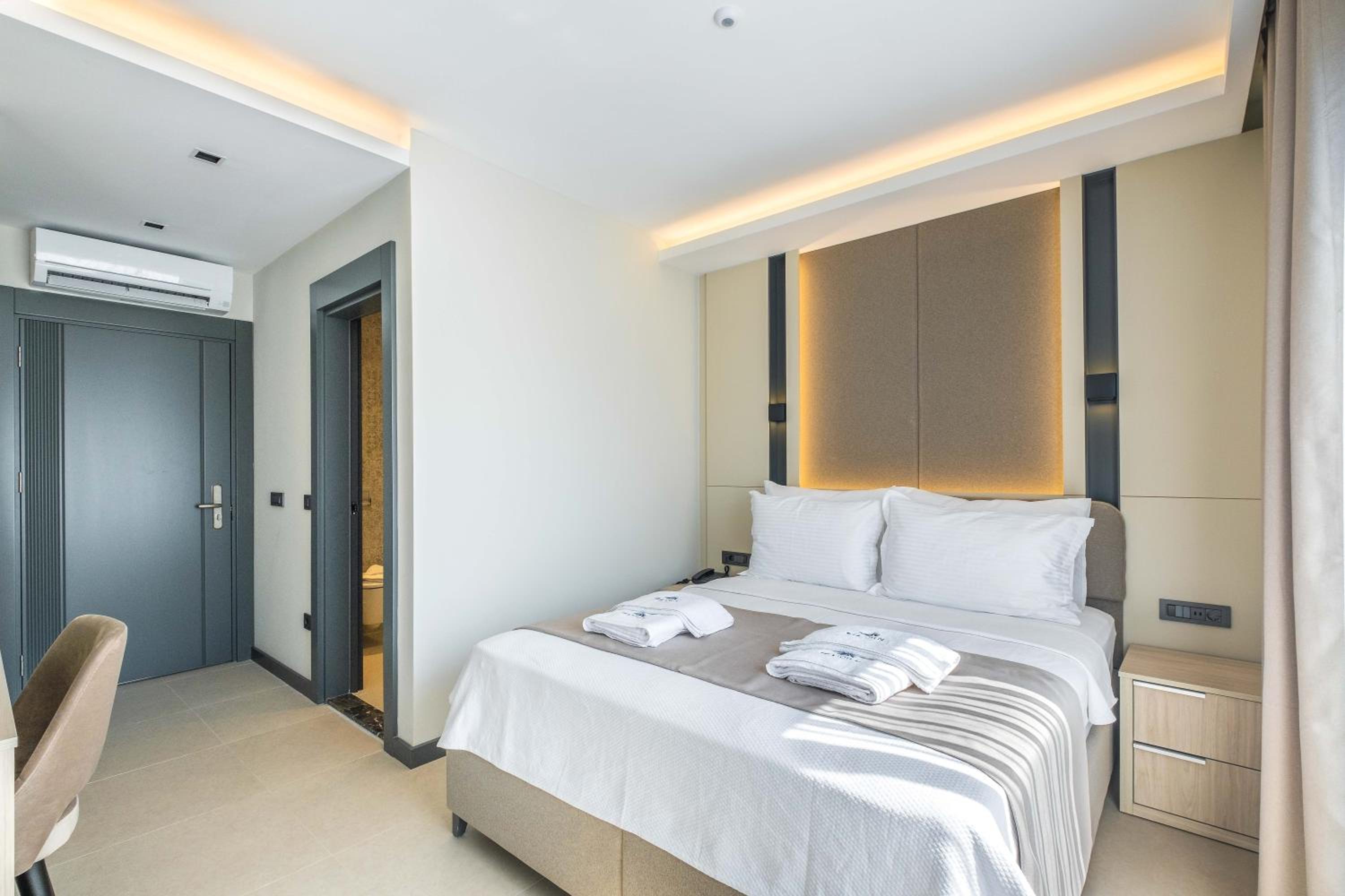 Standard Double Room - Photo 13