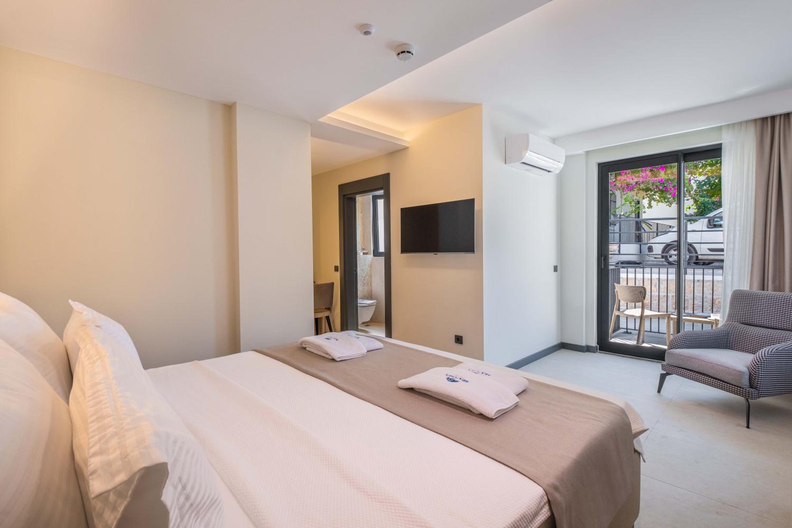 Deluxe Double Room - Photo 9