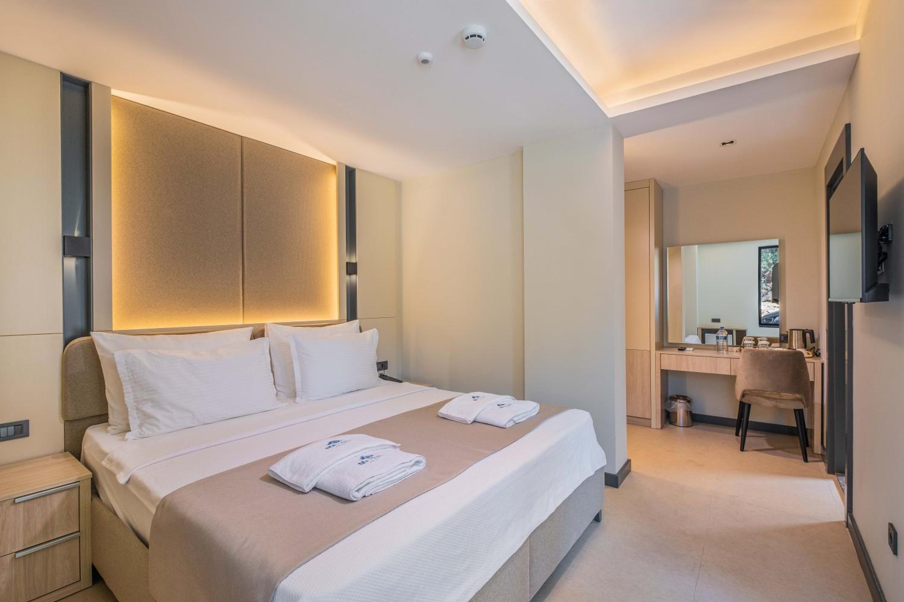 Deluxe Double Room - Photo 10