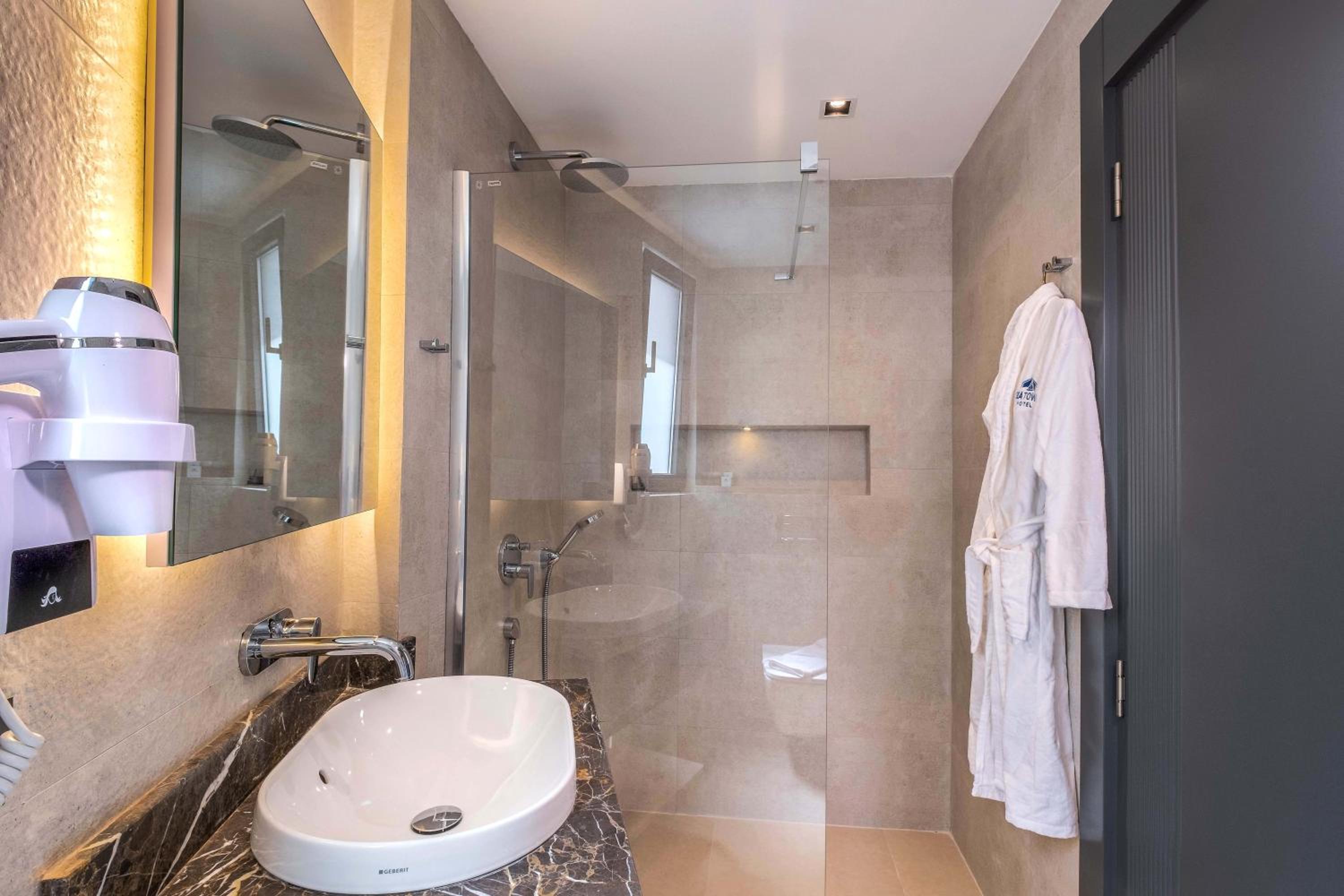 Deluxe Double Room - Photo 12
