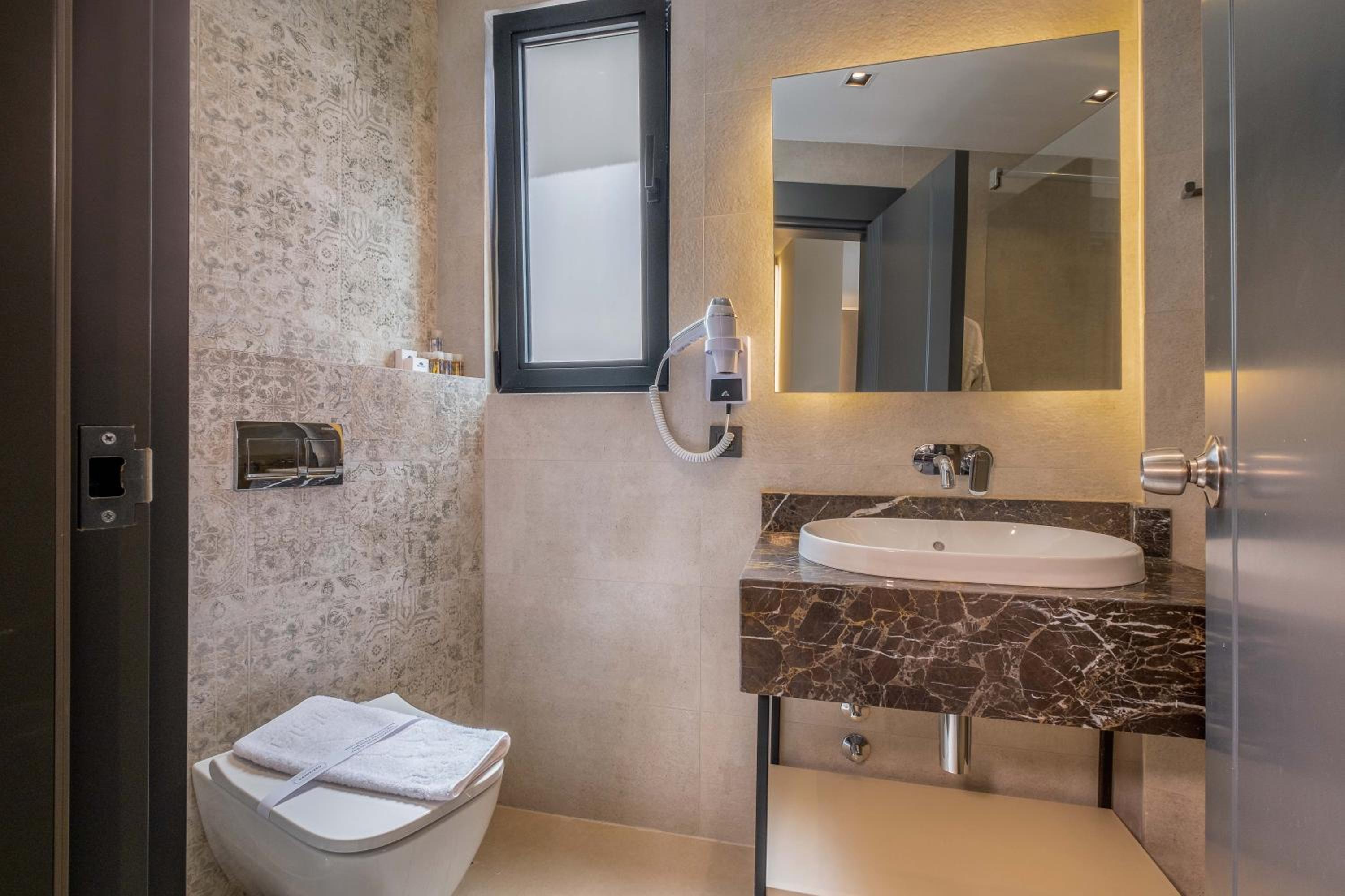 Deluxe Double Room - Photo 13