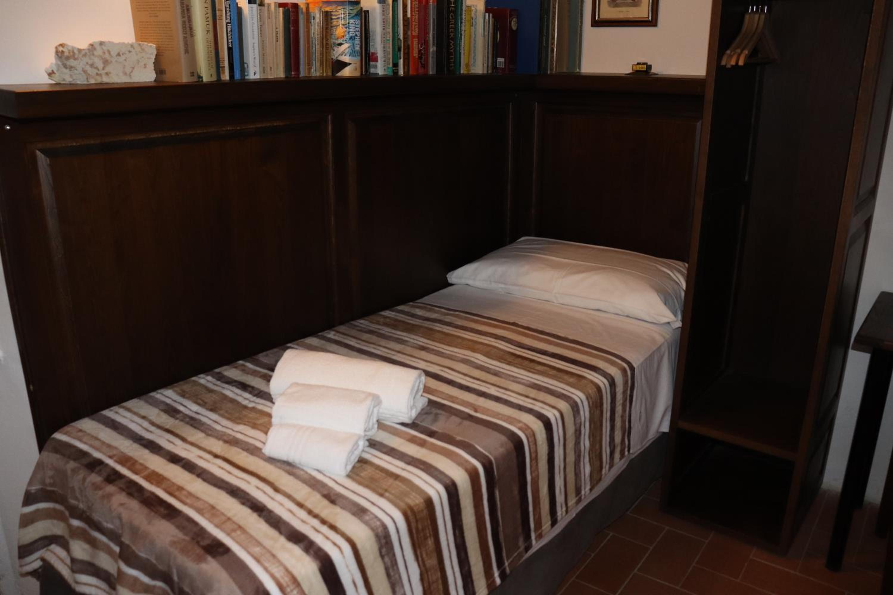 Single Room with Shared Bathroom photo 3