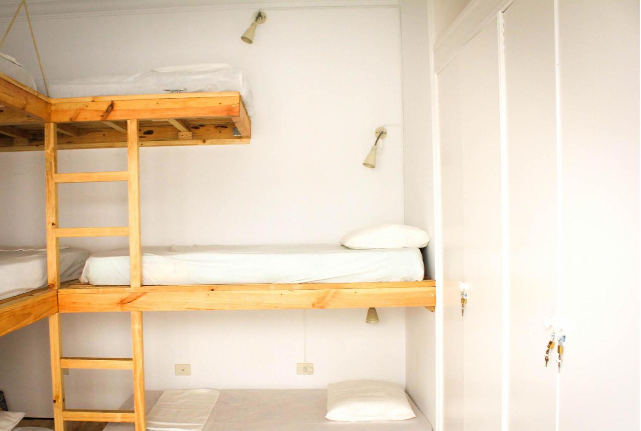 Cama individual en habitación compartida de 6 camas.
