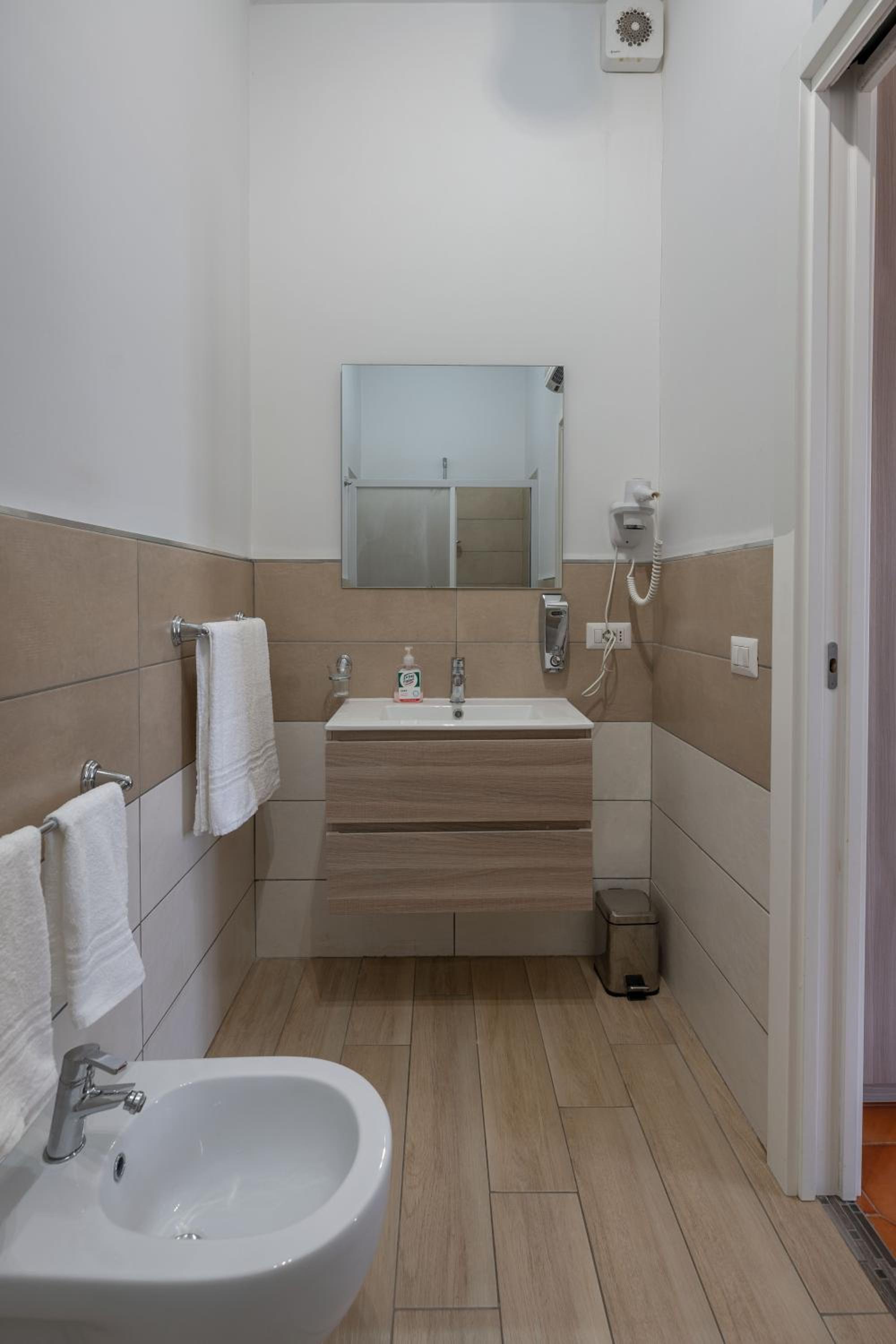 Double Room with Patio - Photo 23
