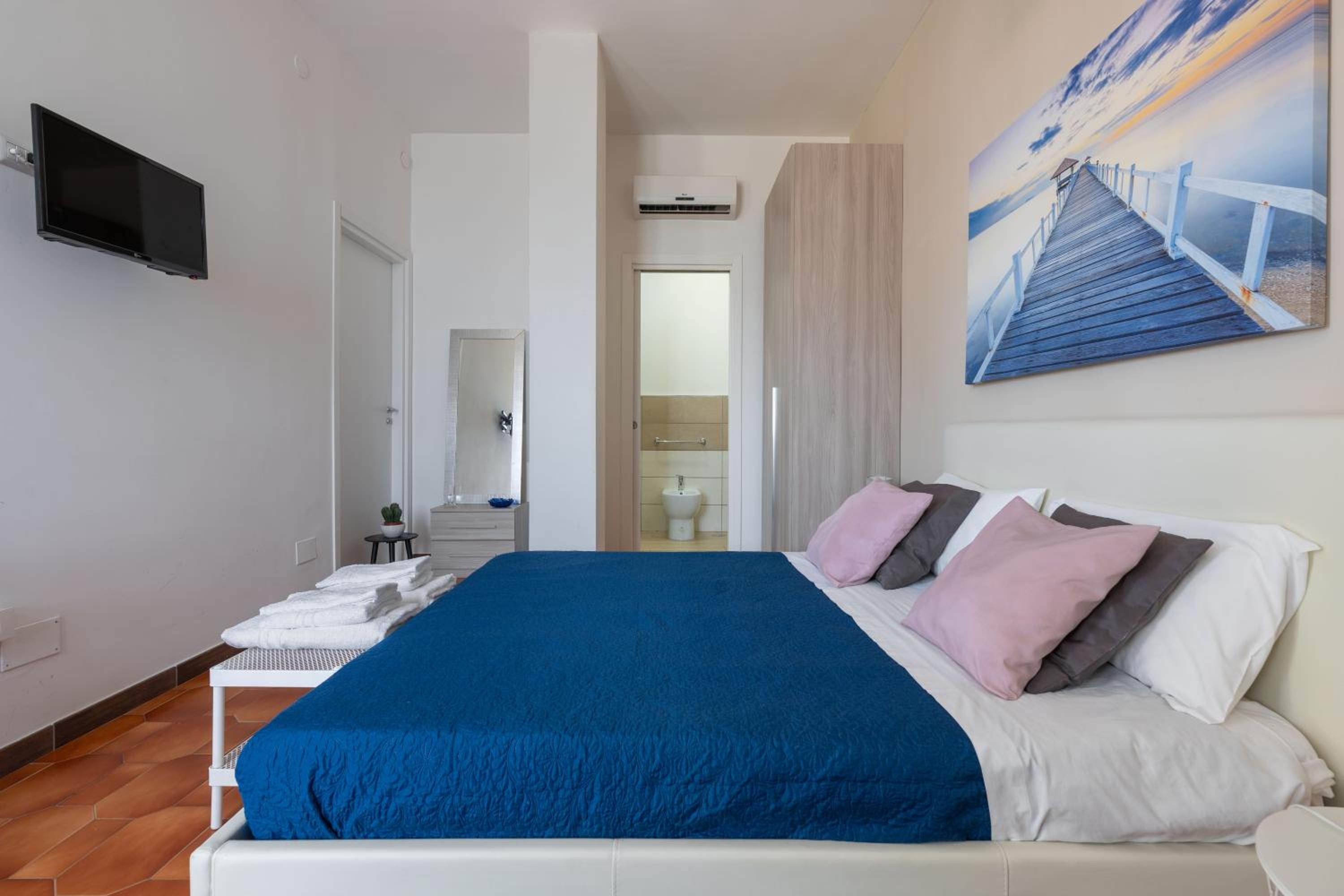 Double Room with Patio - Photo 10