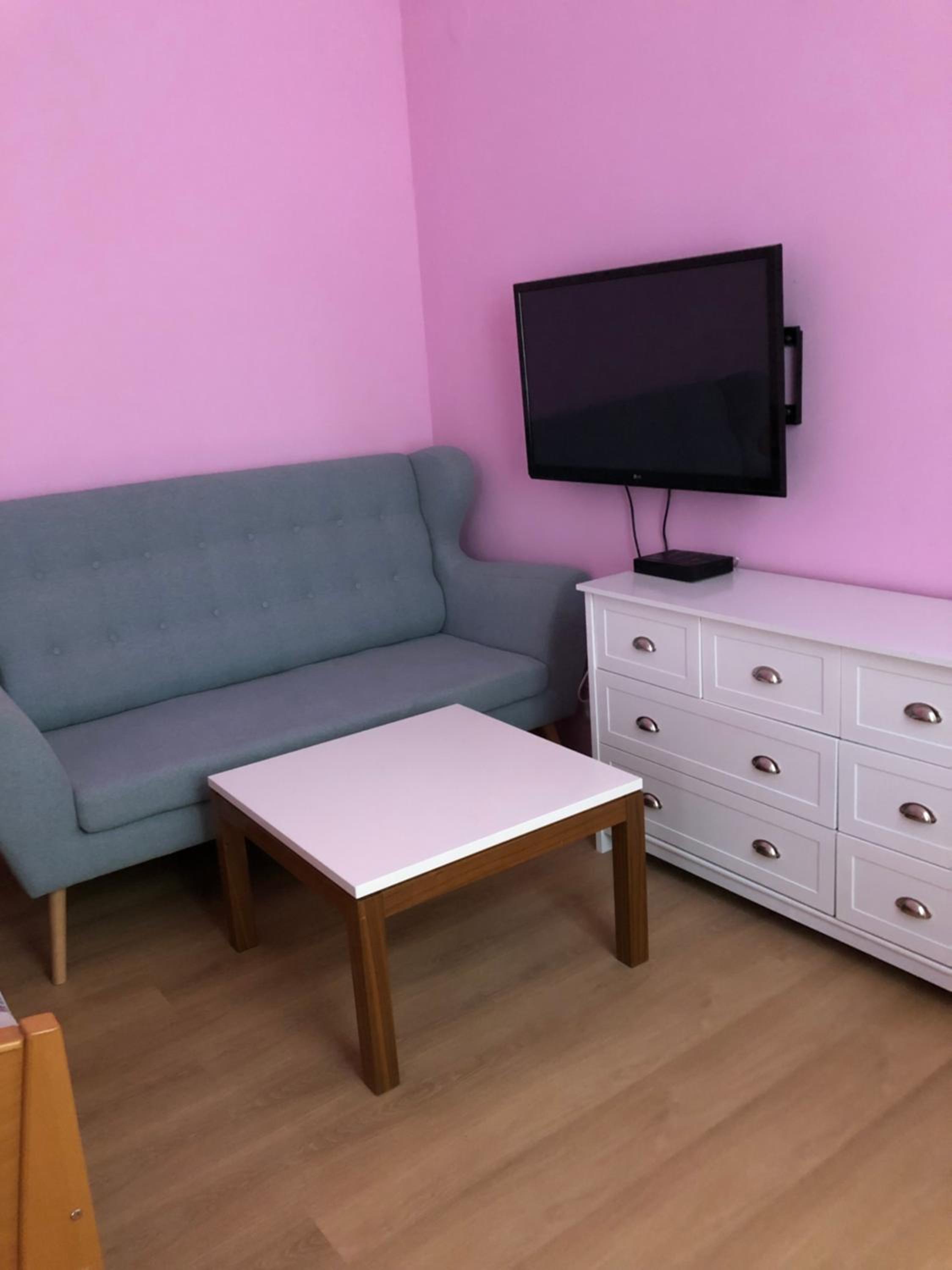 One-Bedroom Apartment - Photo 2