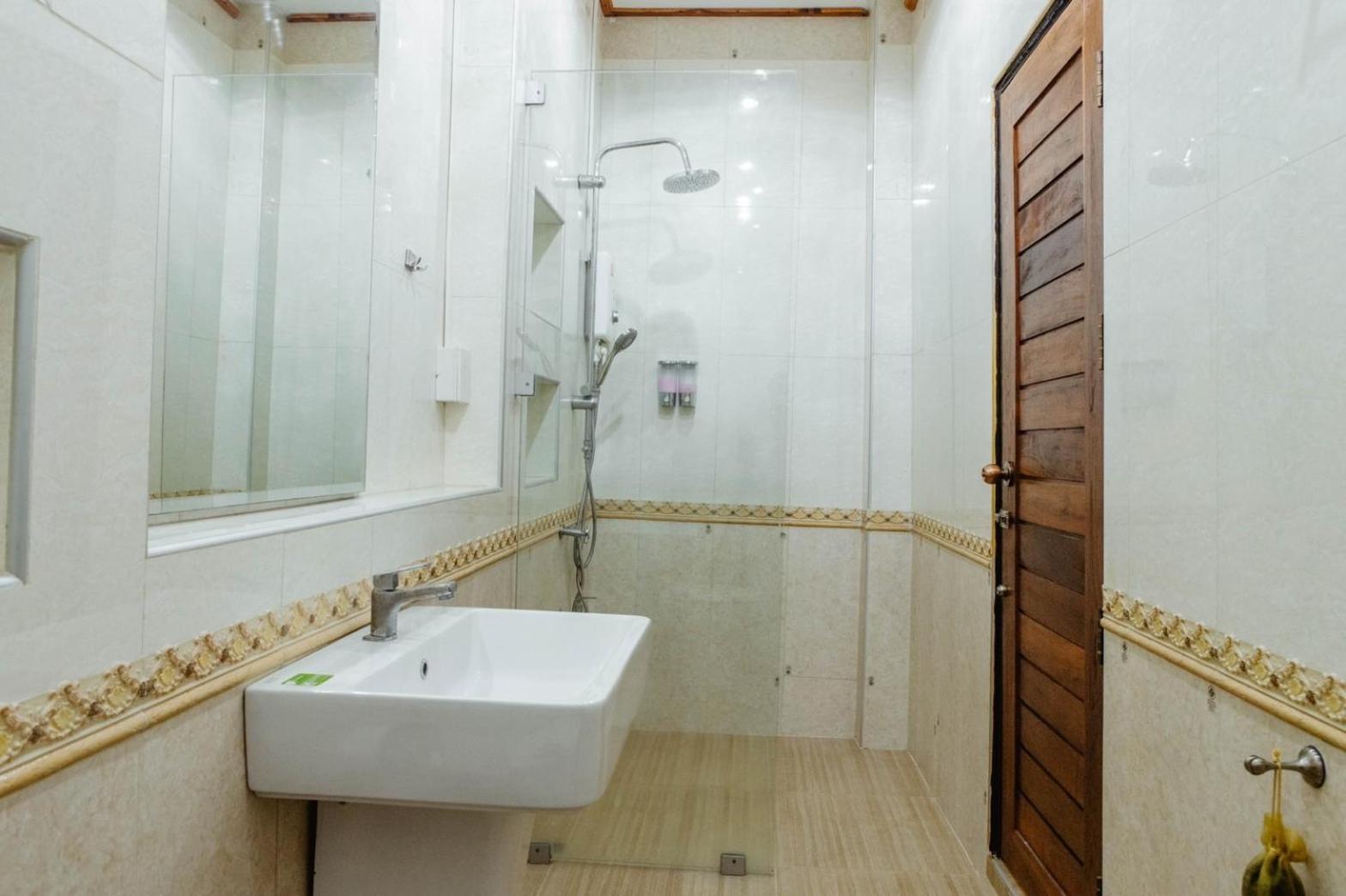 Deluxe King Room - Photo 2