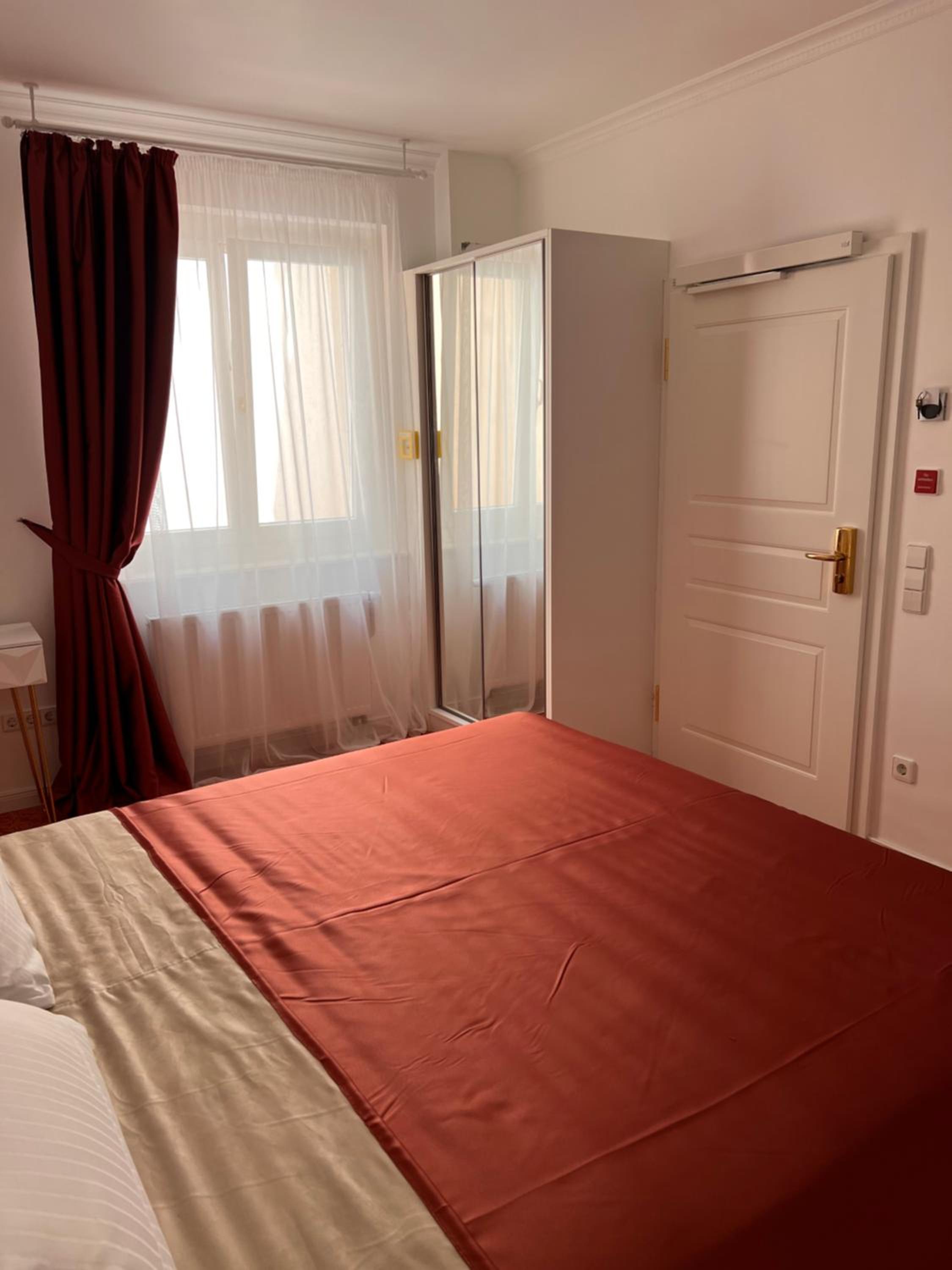 King Room with Roll-In Shower - Disability Access photo 3