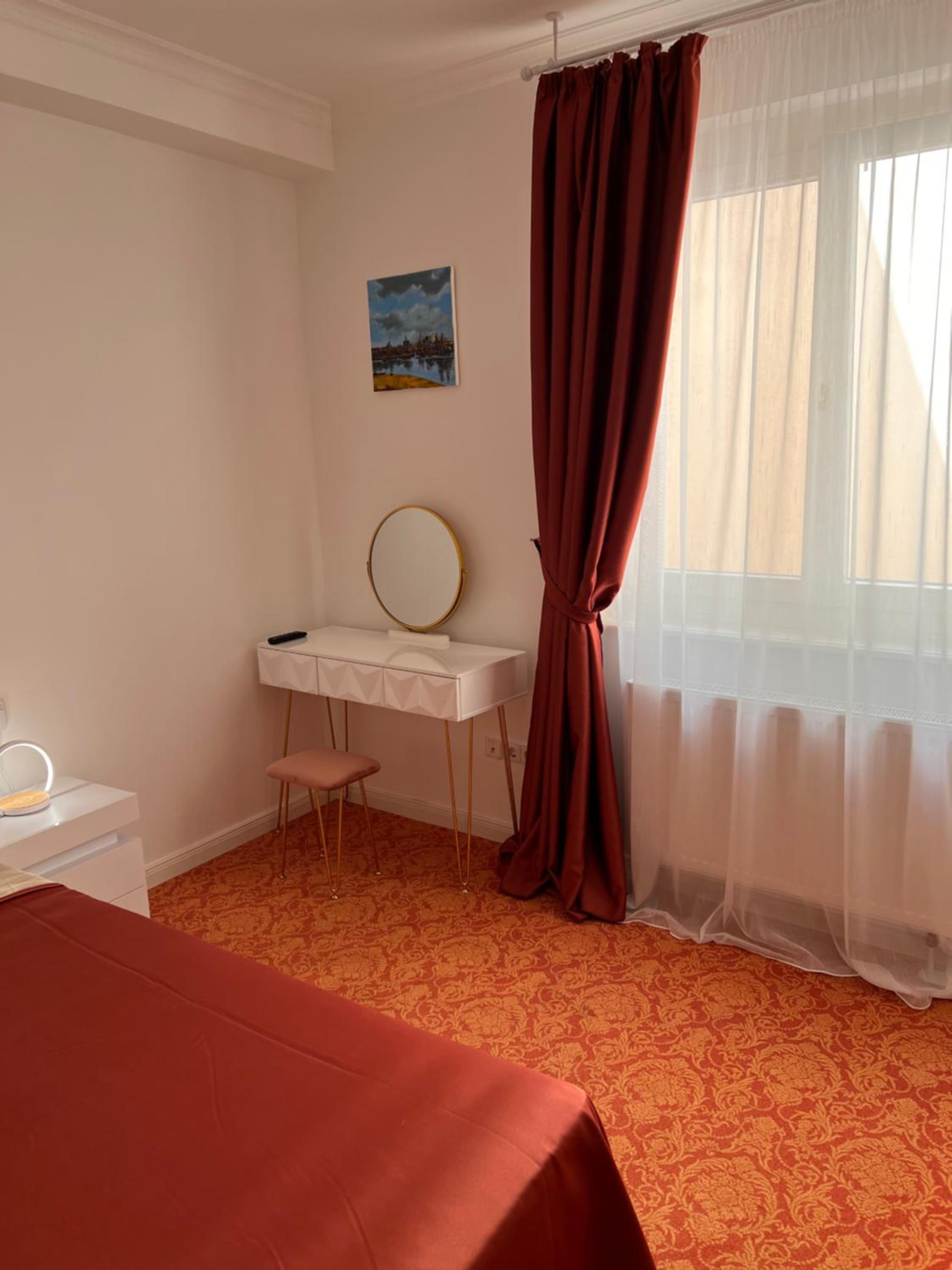 King Room with Roll-In Shower - Disability Access photo 2