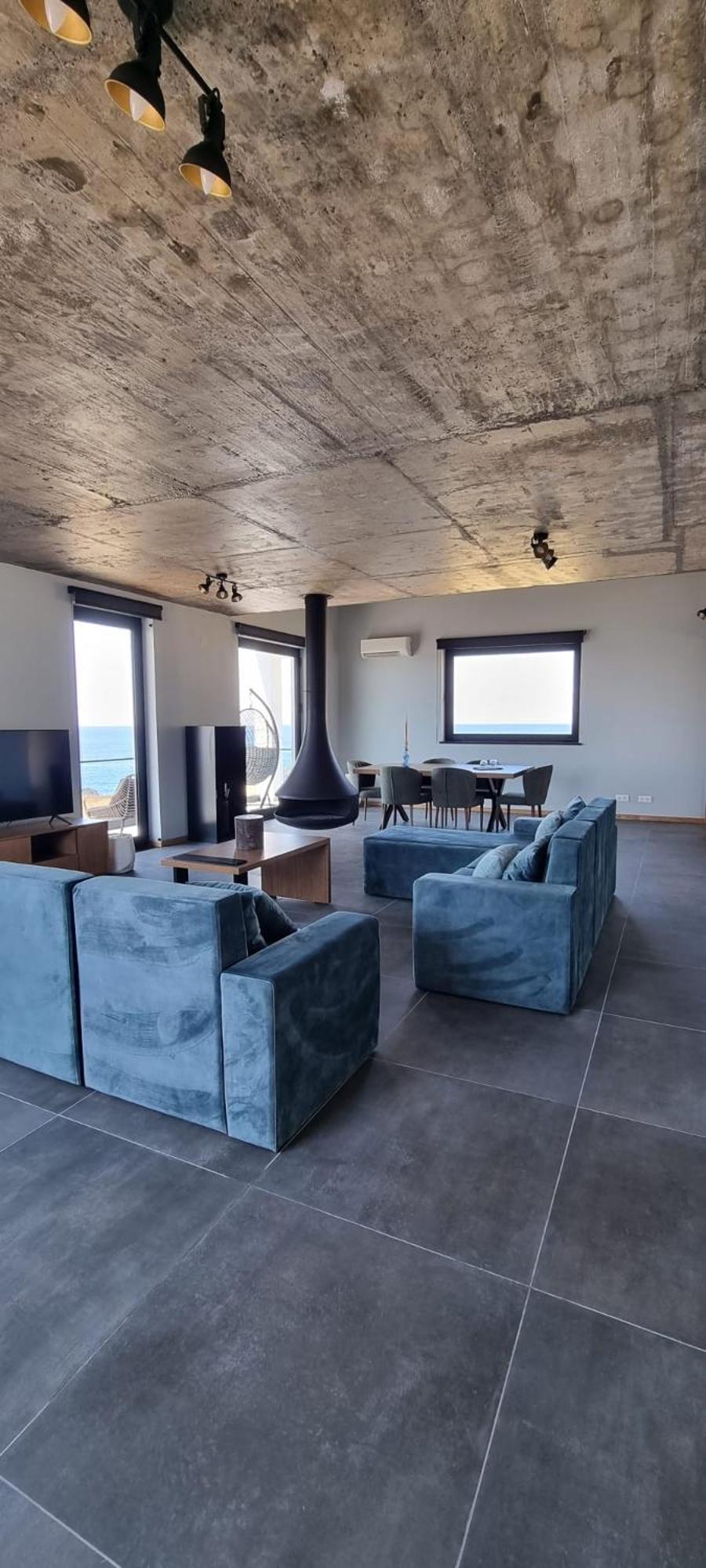 Deluxe Three-Bedroom Apartment with Sea View