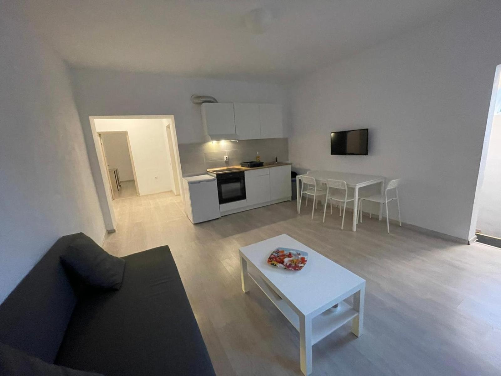 One-Bedroom Apartment - Photo 2
