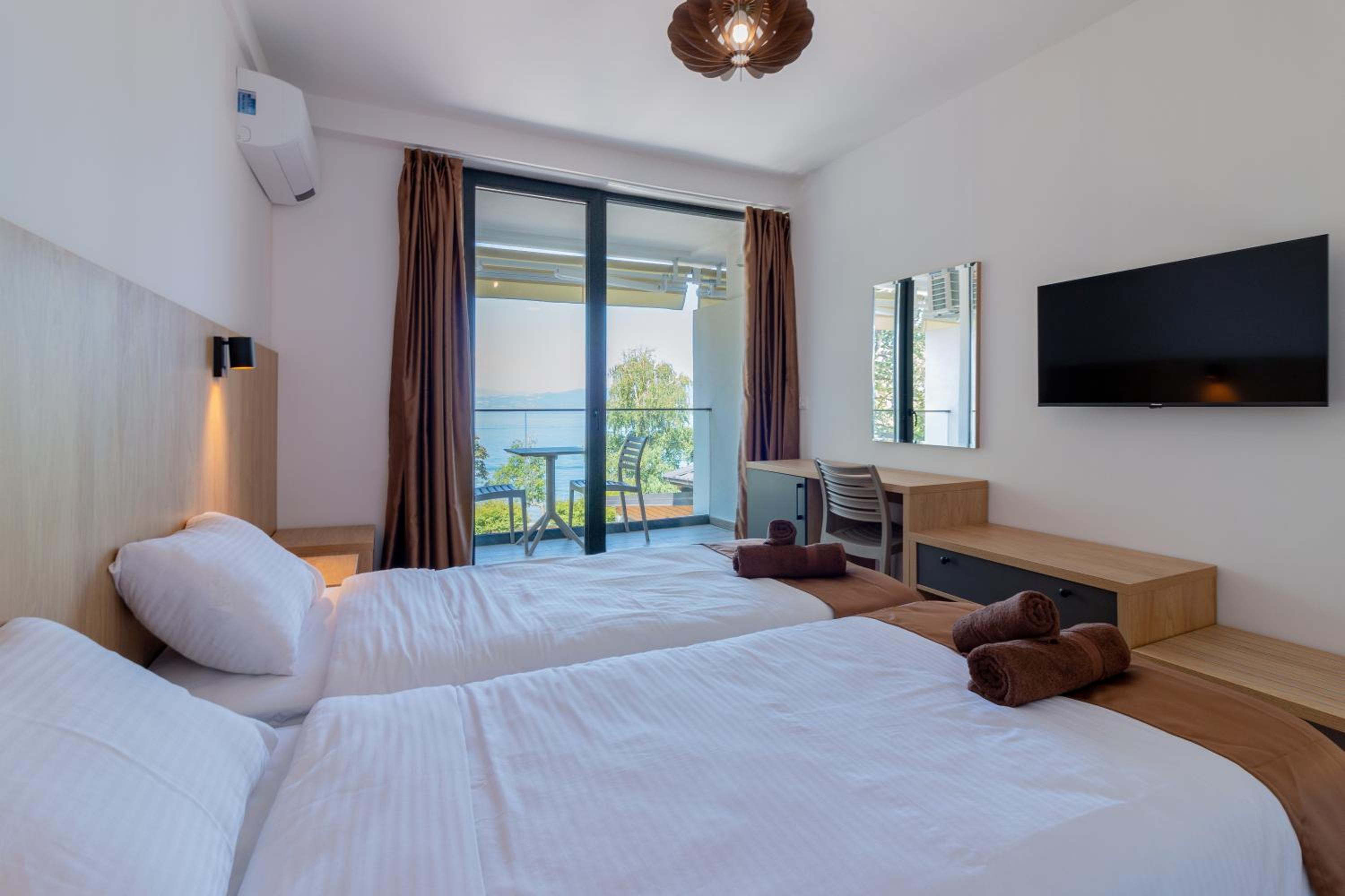 Deluxe Double Room with Lake View and Balcony 