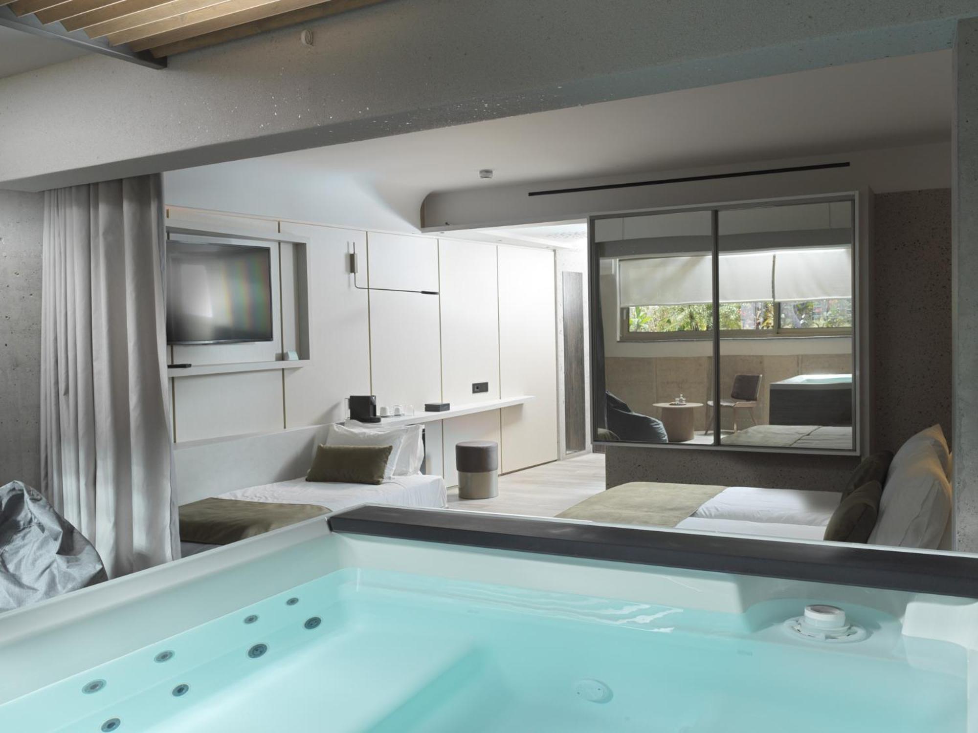 Semiground Patio Room with Hot Tub - Photo 5