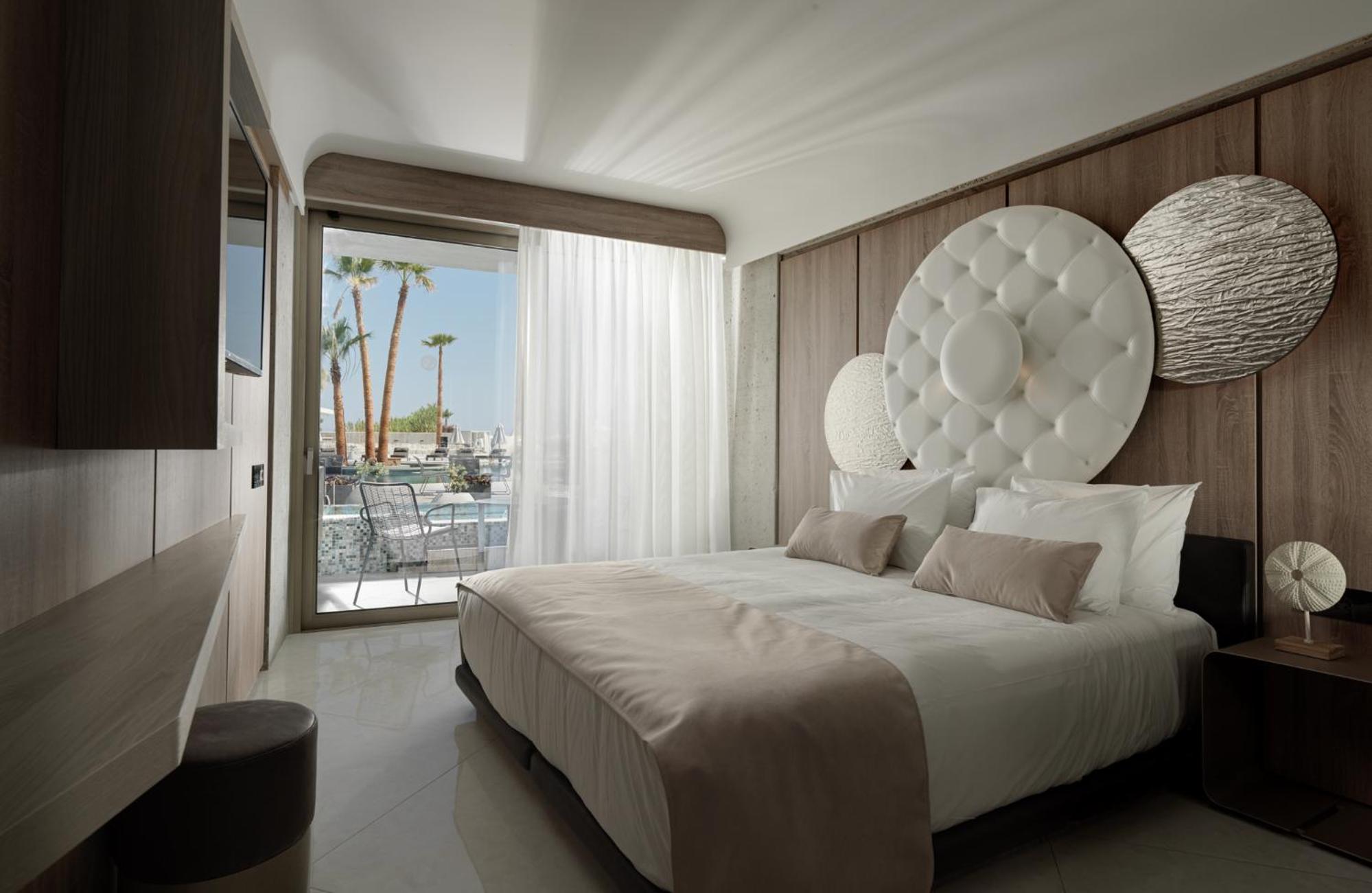 Superior Room with Plunge Pool & Pool View - Photo 5