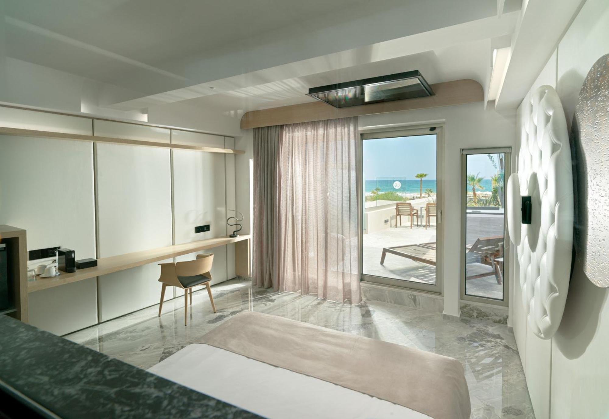 Executive Suite with Hot Tub & Sea View - Photo 2