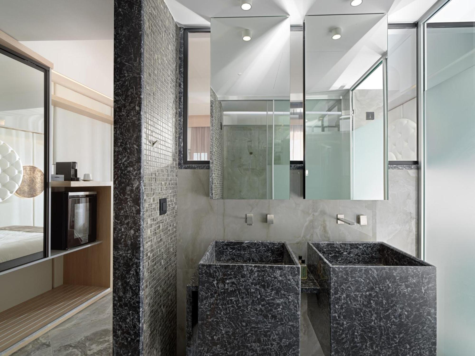 Executive Suite with Hot Tub & Sea View - Photo 6