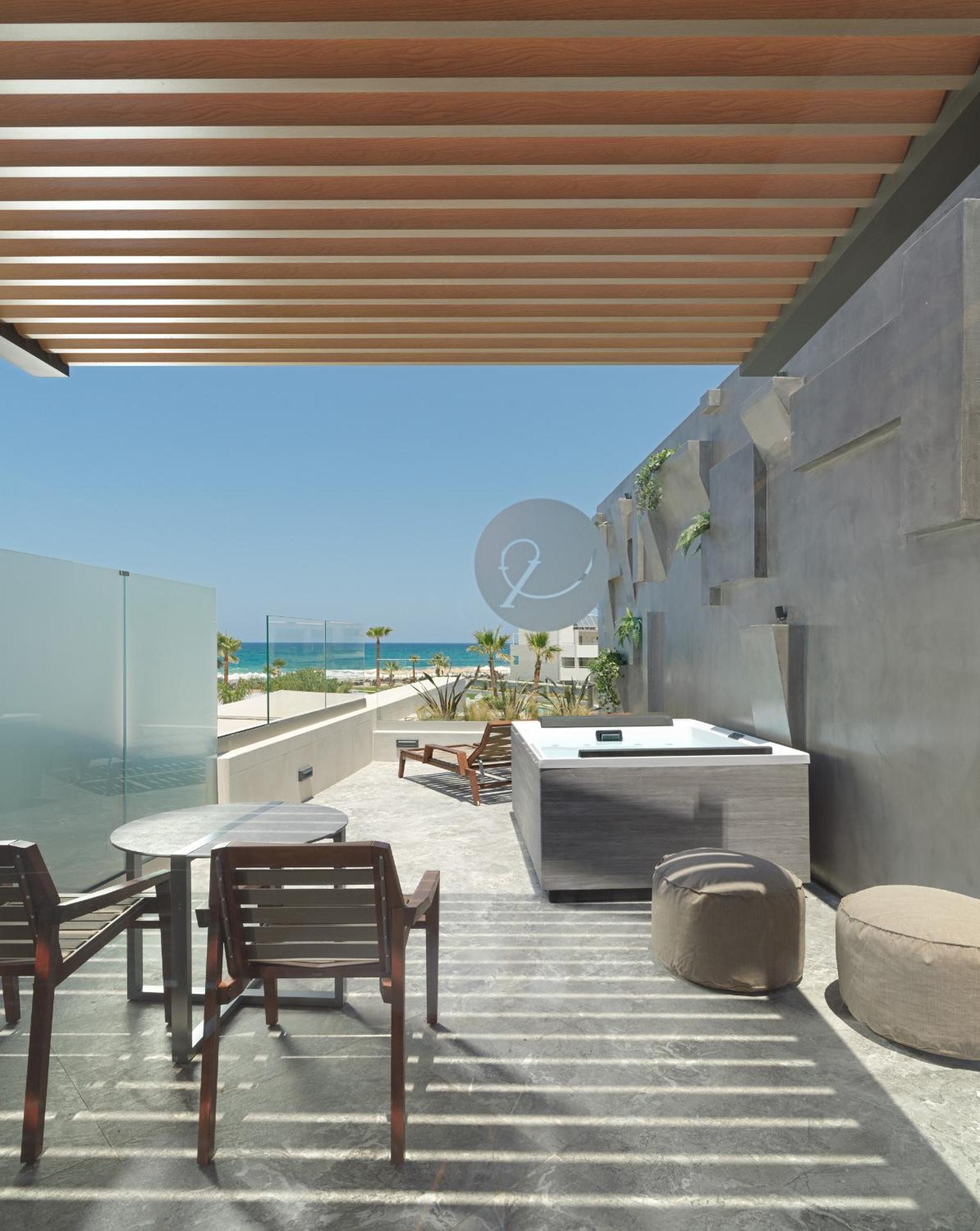 Executive Suite with Hot Tub & Sea View - Photo 4