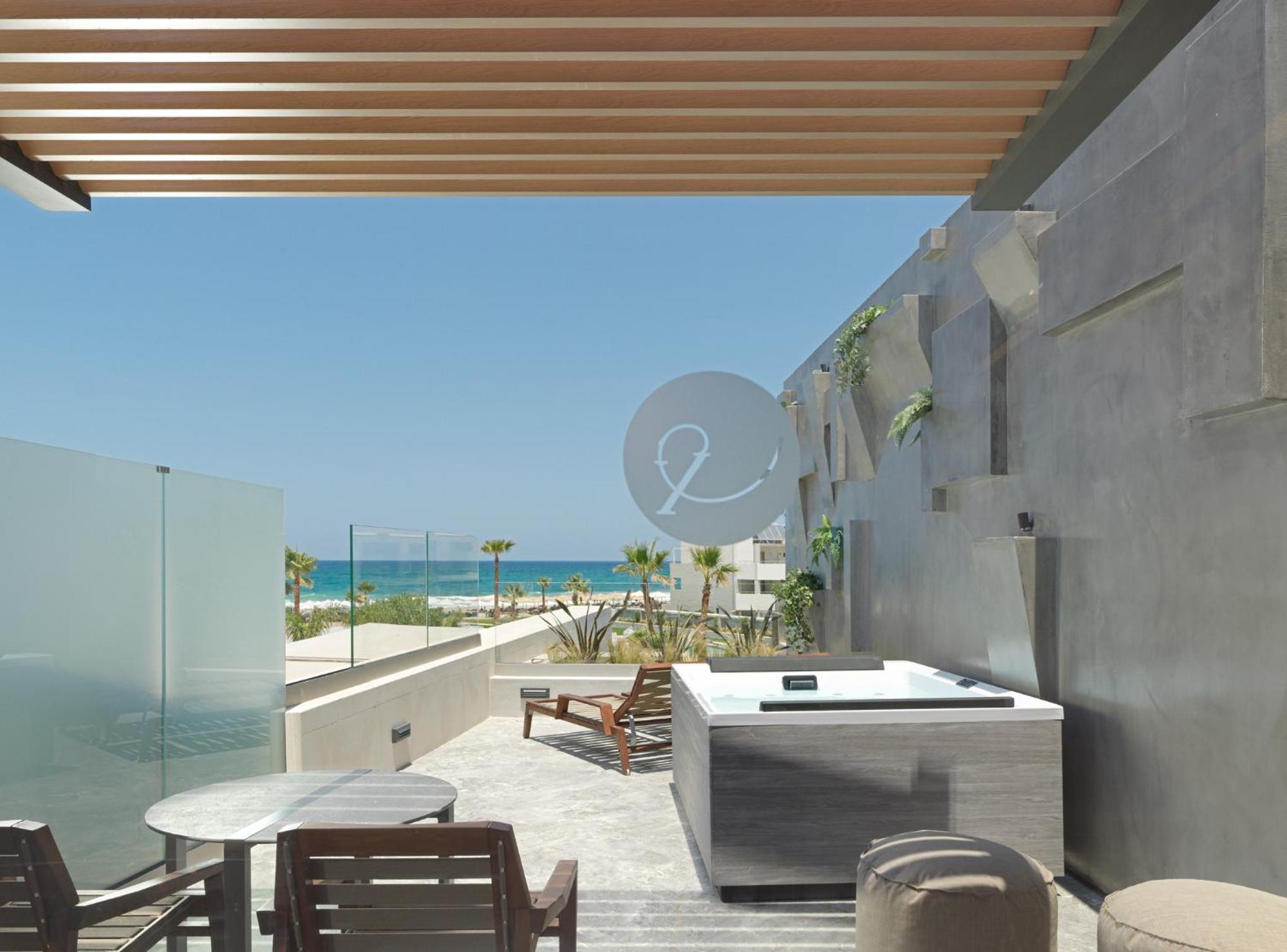 Executive Suite with Hot Tub & Sea View - Photo 5