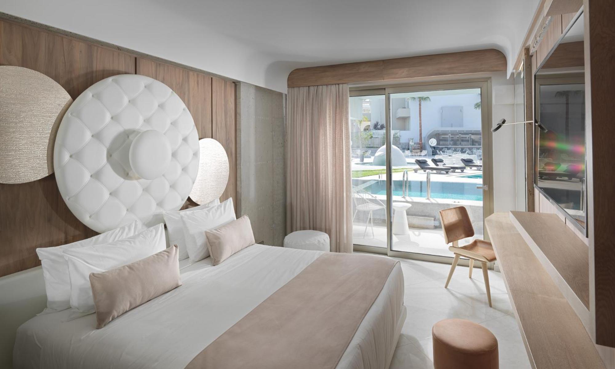 Junior Suite with Private Pool & Pool View - Photo 1