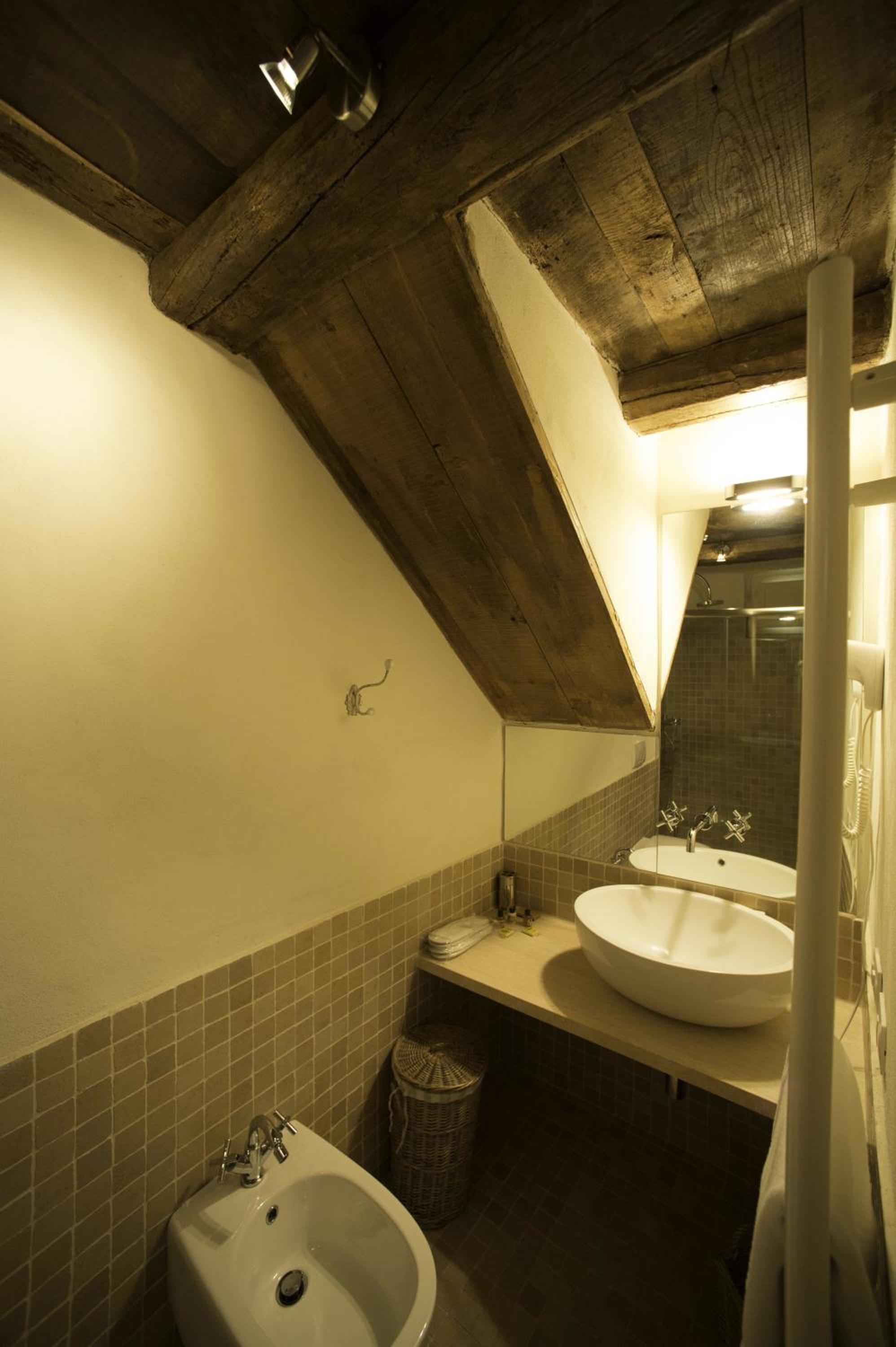 Standard Double or Twin Room - Photo 7