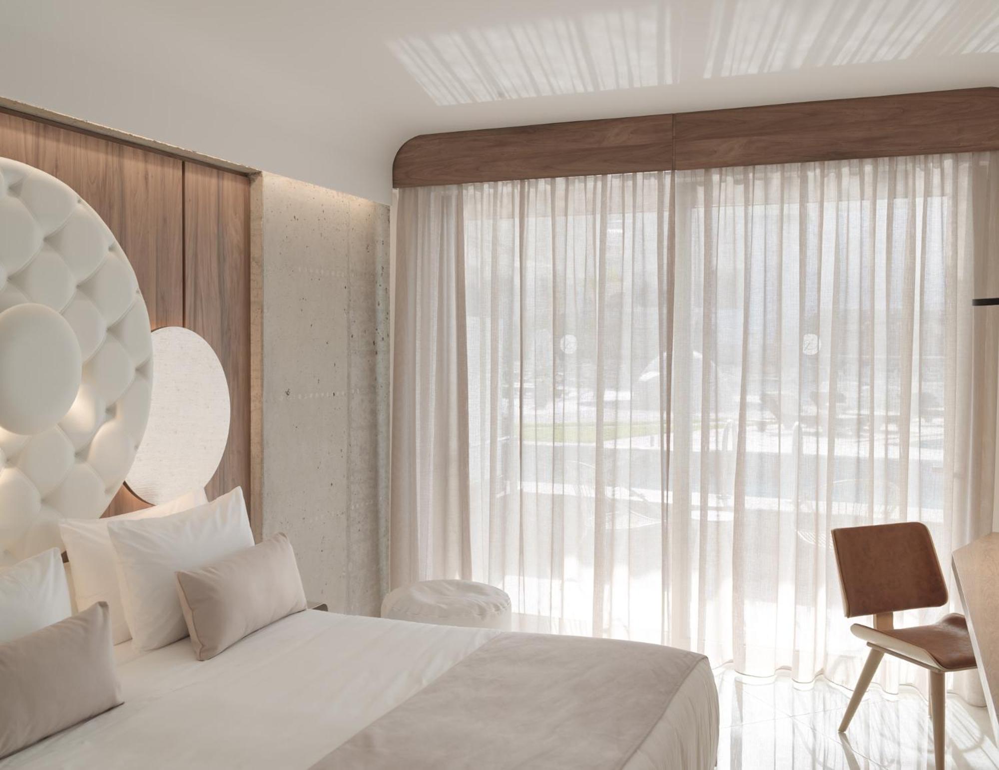 Junior Suite with Private Pool & Pool View - Photo 3