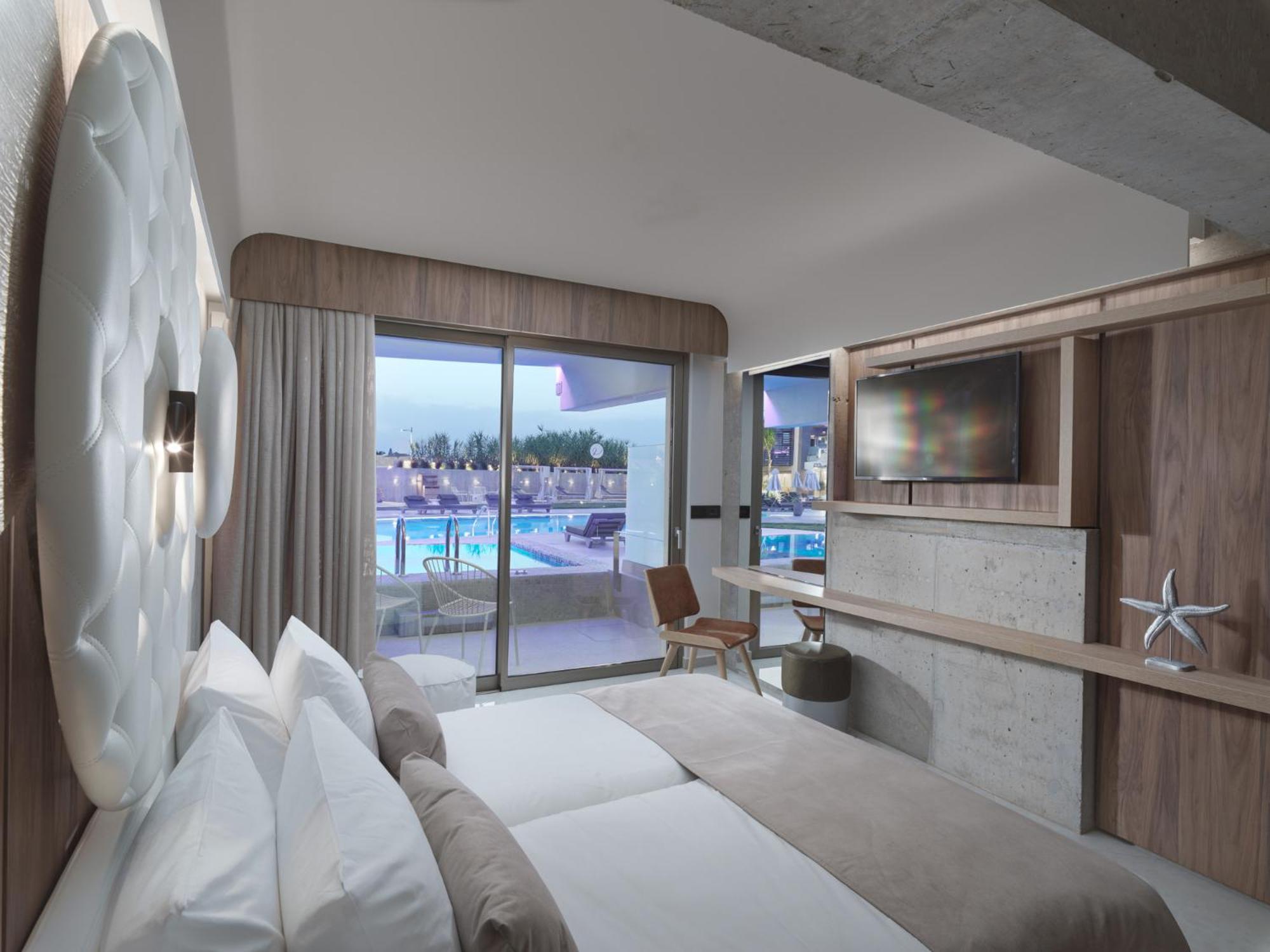 Junior Suite with Private Pool & Pool View - Photo 4